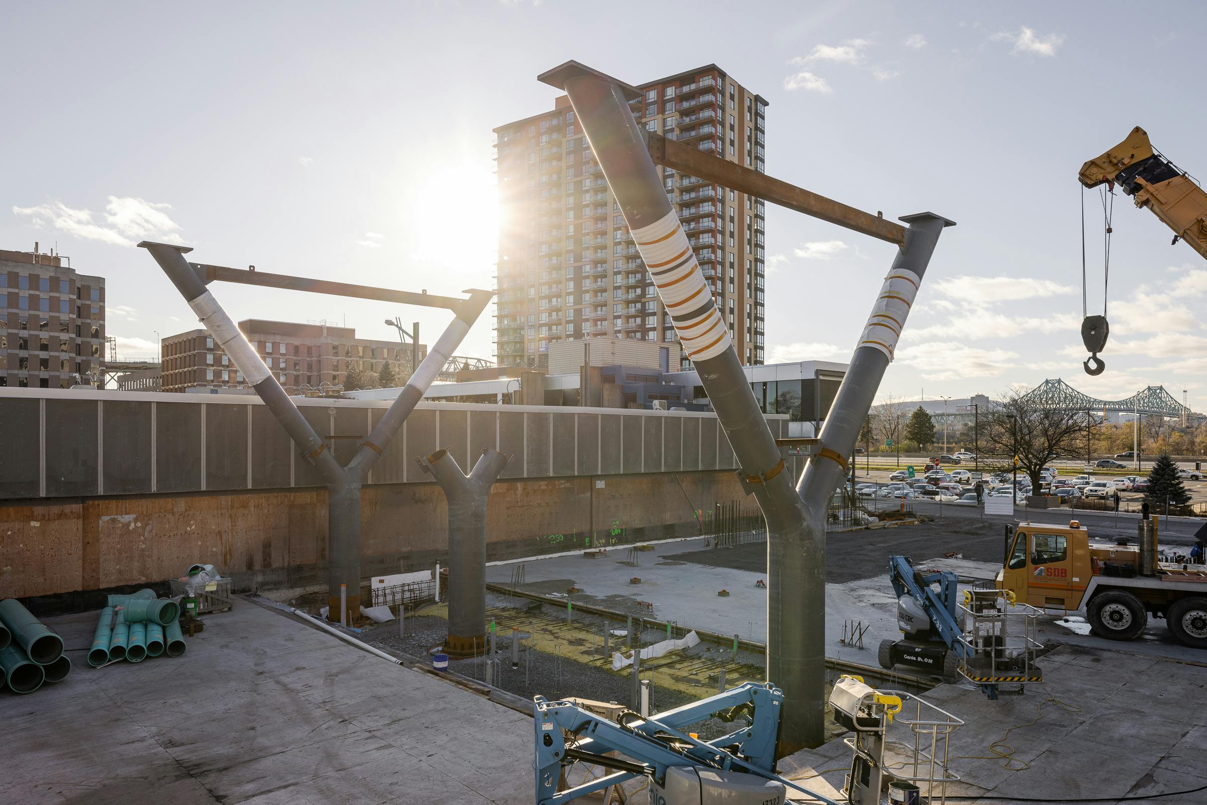 Contre-jour sur le chantier de construction du projet Longueuil Centre-Ville Parcelle 2