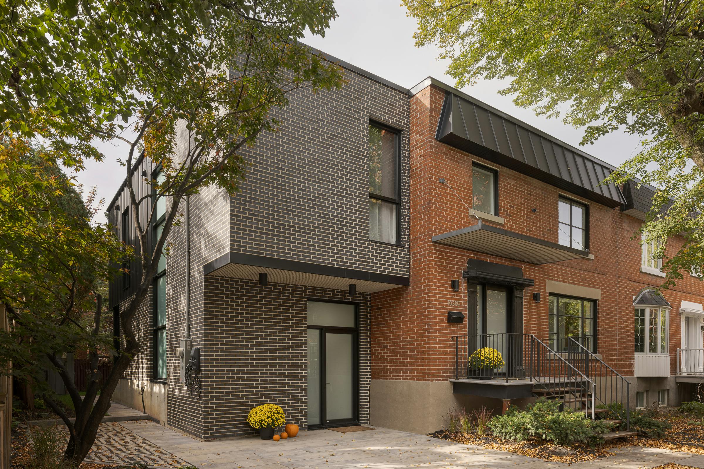 Vue en trois-quart de la facade avant d'une propriété unifamiliale dans ahuntsic cartierville.