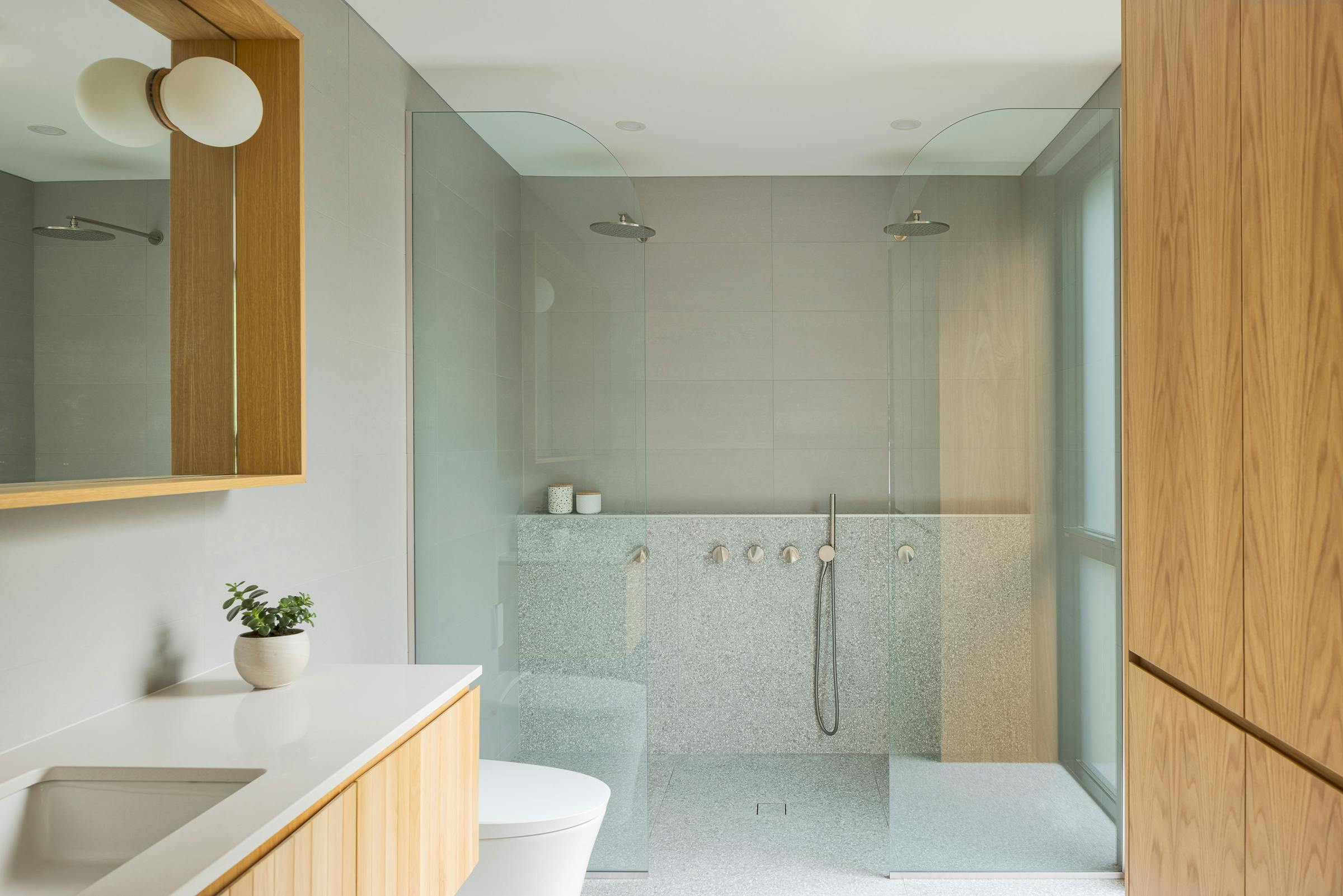 Salle de bain moderne et lumineuse dans un projet résidentiel à Montreal.