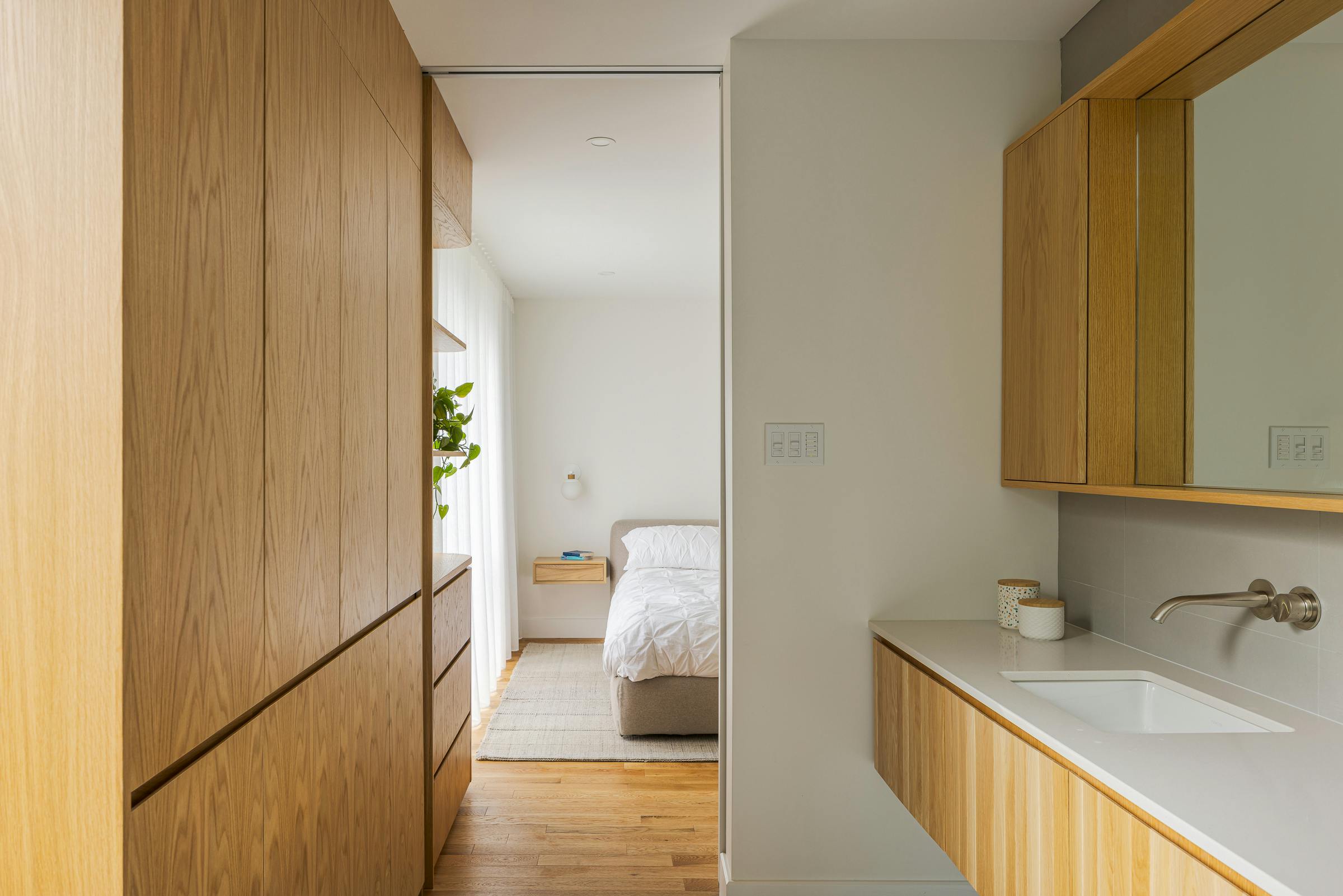 Chambre des maîtres photographier au travers de la salle de bain. Environnement moderne et lumineux.