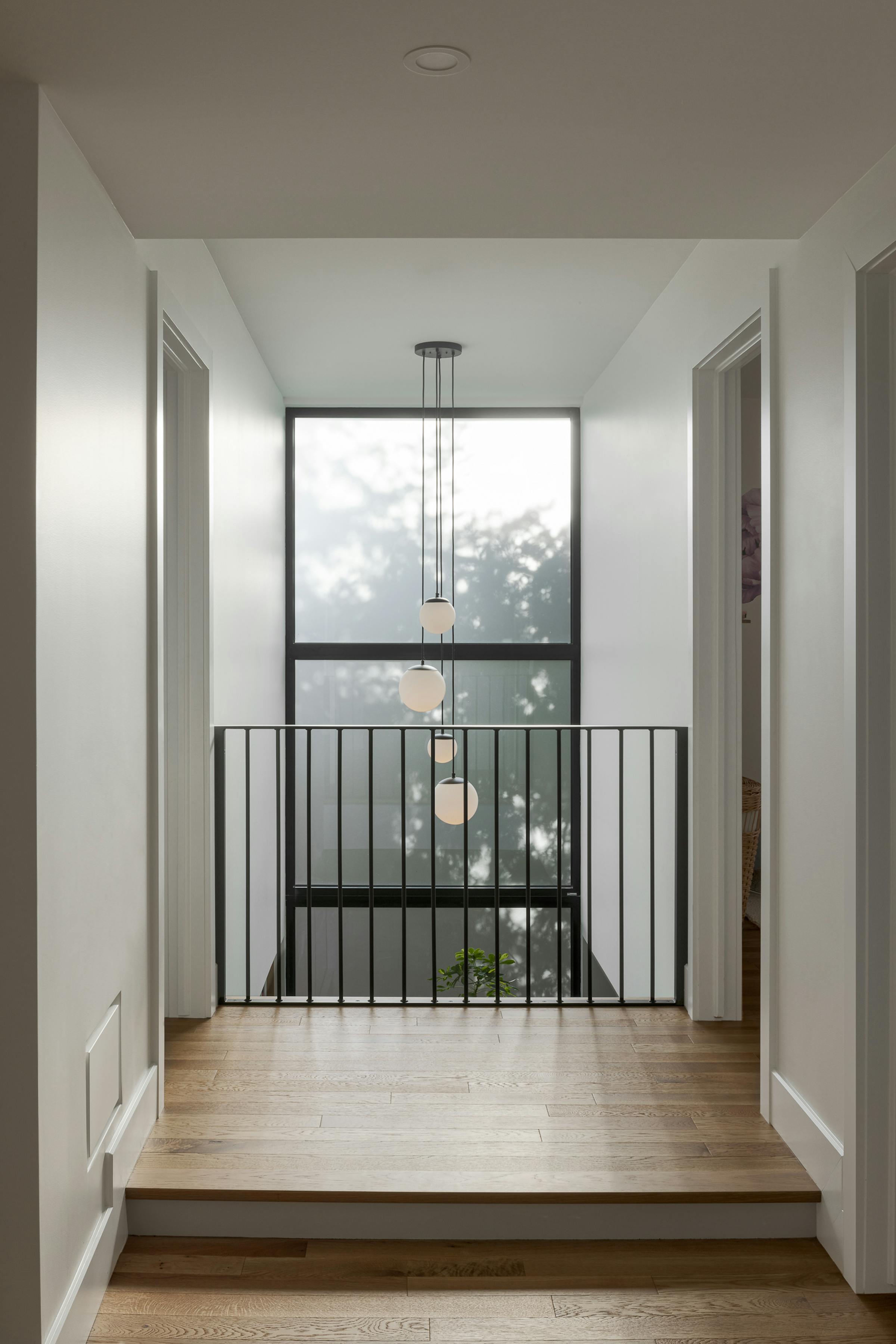 Détail des luminaires suspendu devant une surface en verre dépoli.