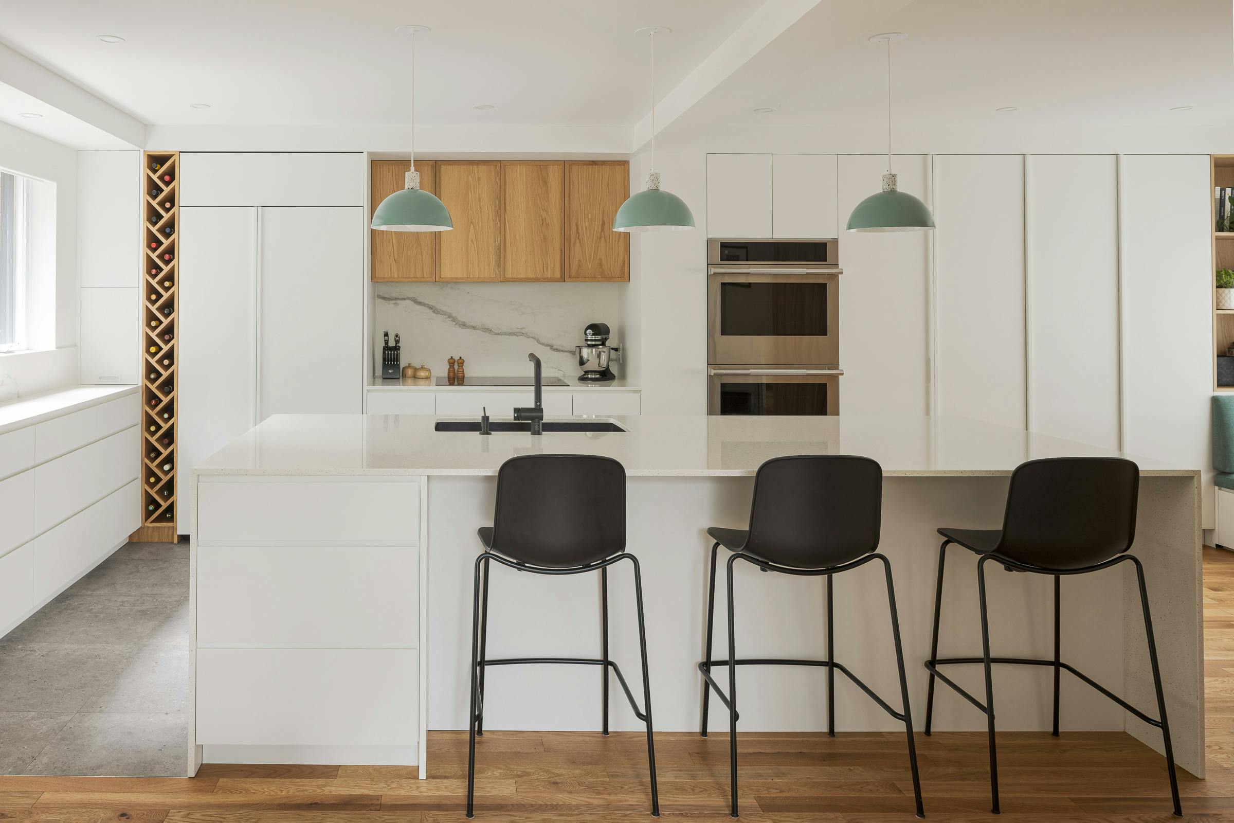 Architecture de l'intérieur d'une cuisine à air ouvert sur le séjour dans une maison unifamiliale de Montréal.