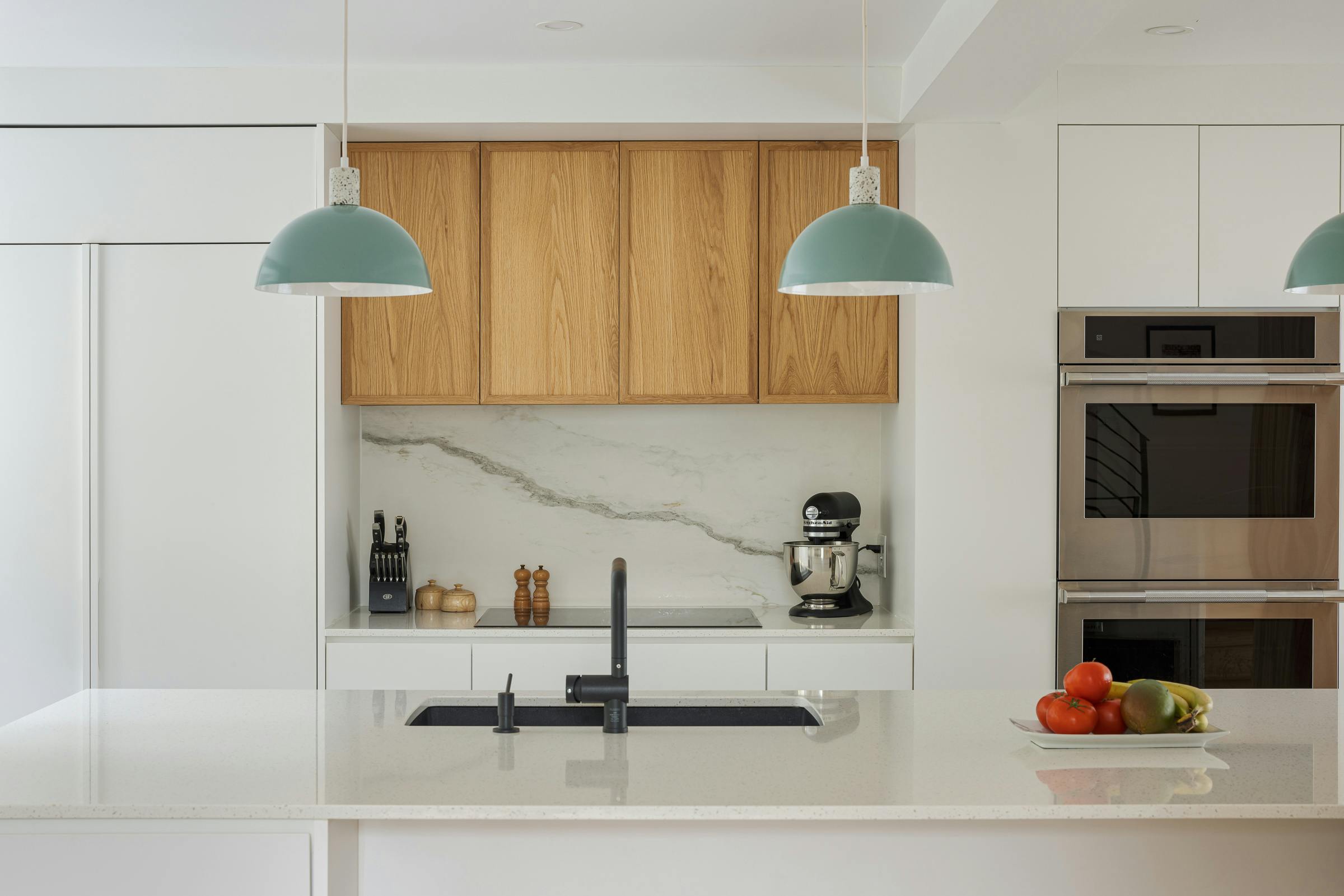 Comptoir en quartz dans un environnement résidentiel au ton naturels et moderns.