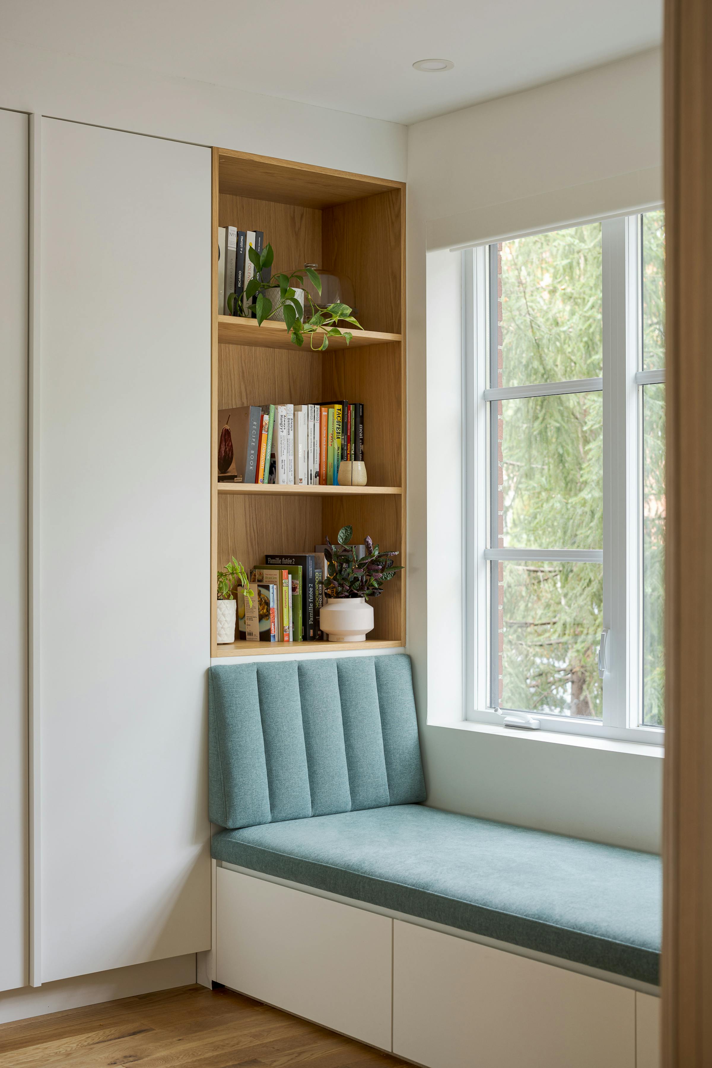 Détail architectural d'une causeuse dans un espace lumineux et moderne.