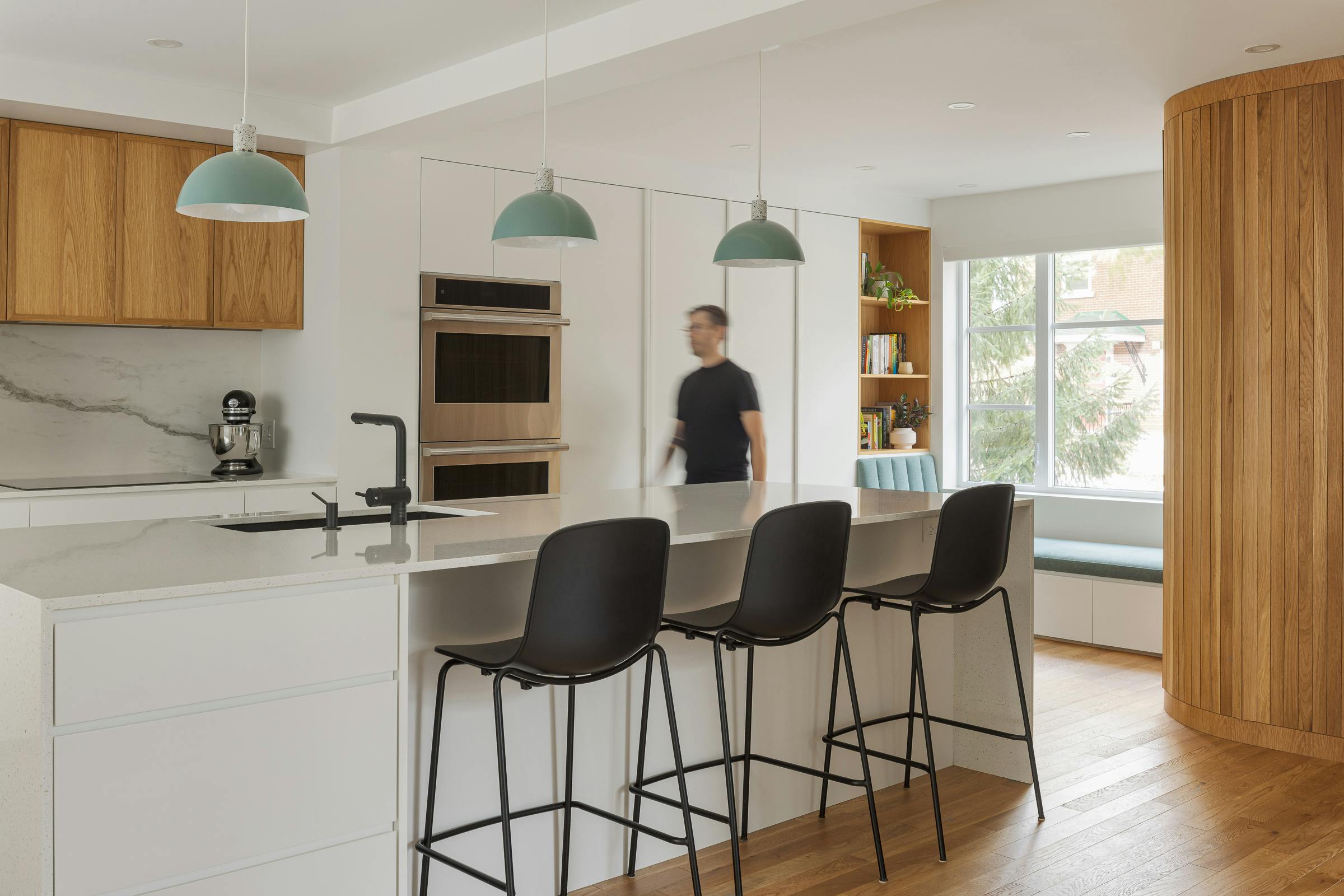 Cuisine ouverte, matériaux naturel et lumière naturelle abondante.