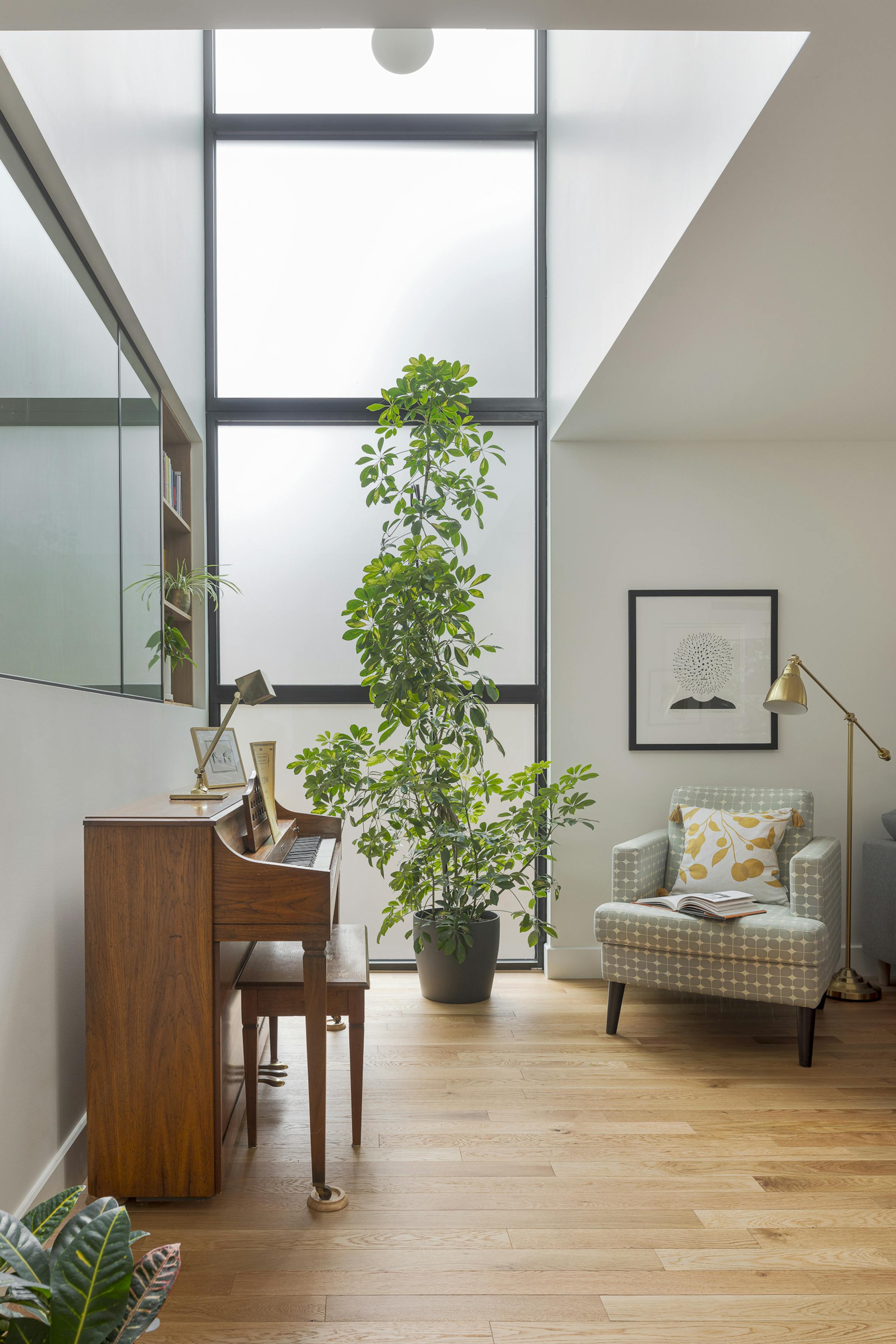 Mur vitré double hauteur à l'architecture moderne et minimaliste dans une résidence unifamiliale de Montréal.