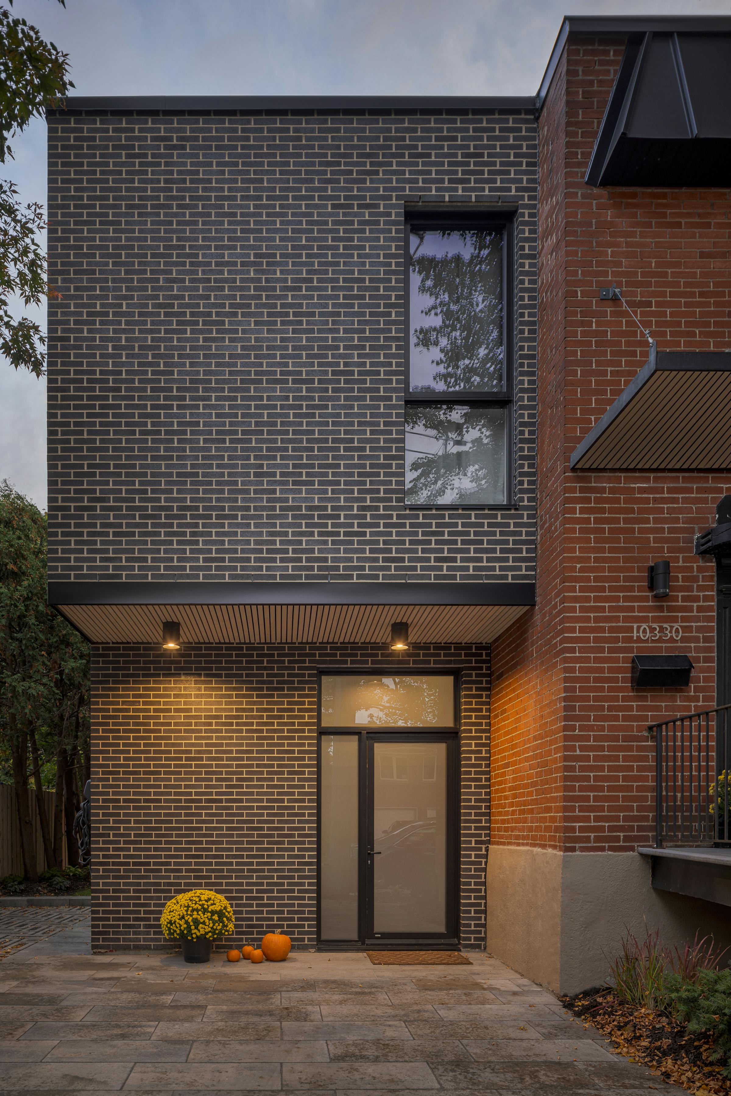 Photographie de l'agrandissement d'un projet de maison unifamiliale au coucher du soleil.