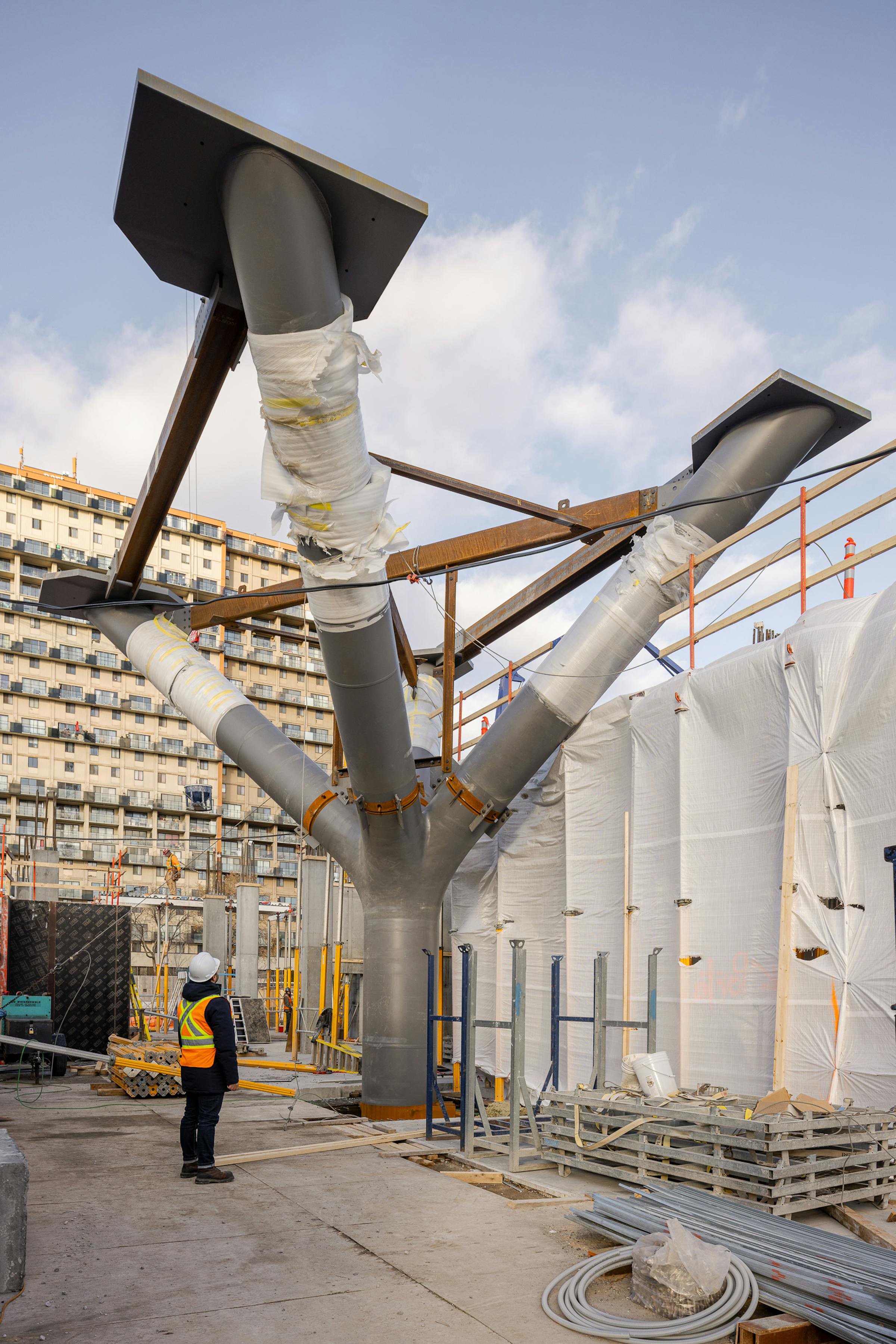 Large structure métallique de soutien sur un site de construction au centre ville de Longueuil.
