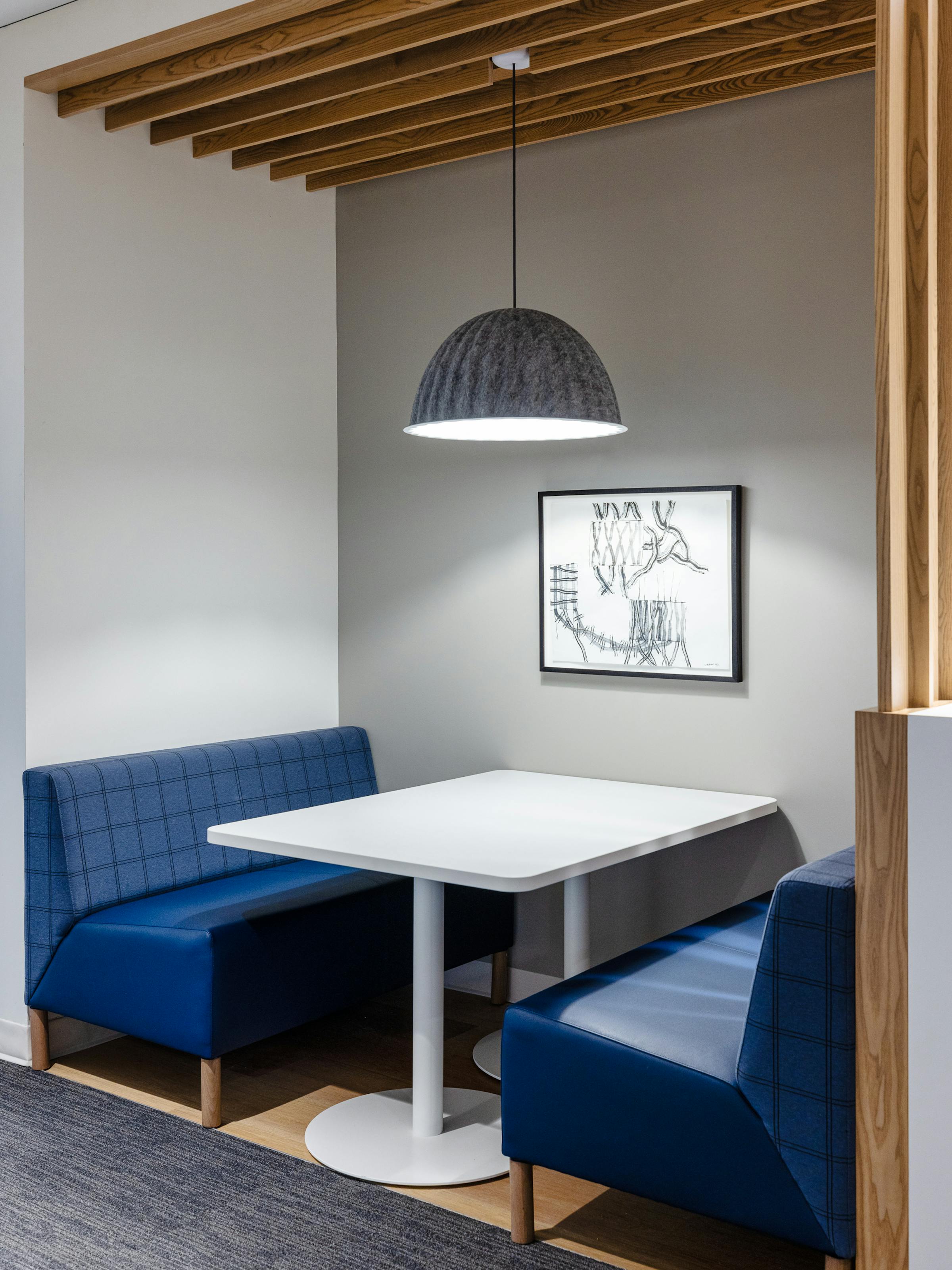 Détails architecturaux et design du mobilier présent dans des espaces professionnels avec des matériaux modernes.