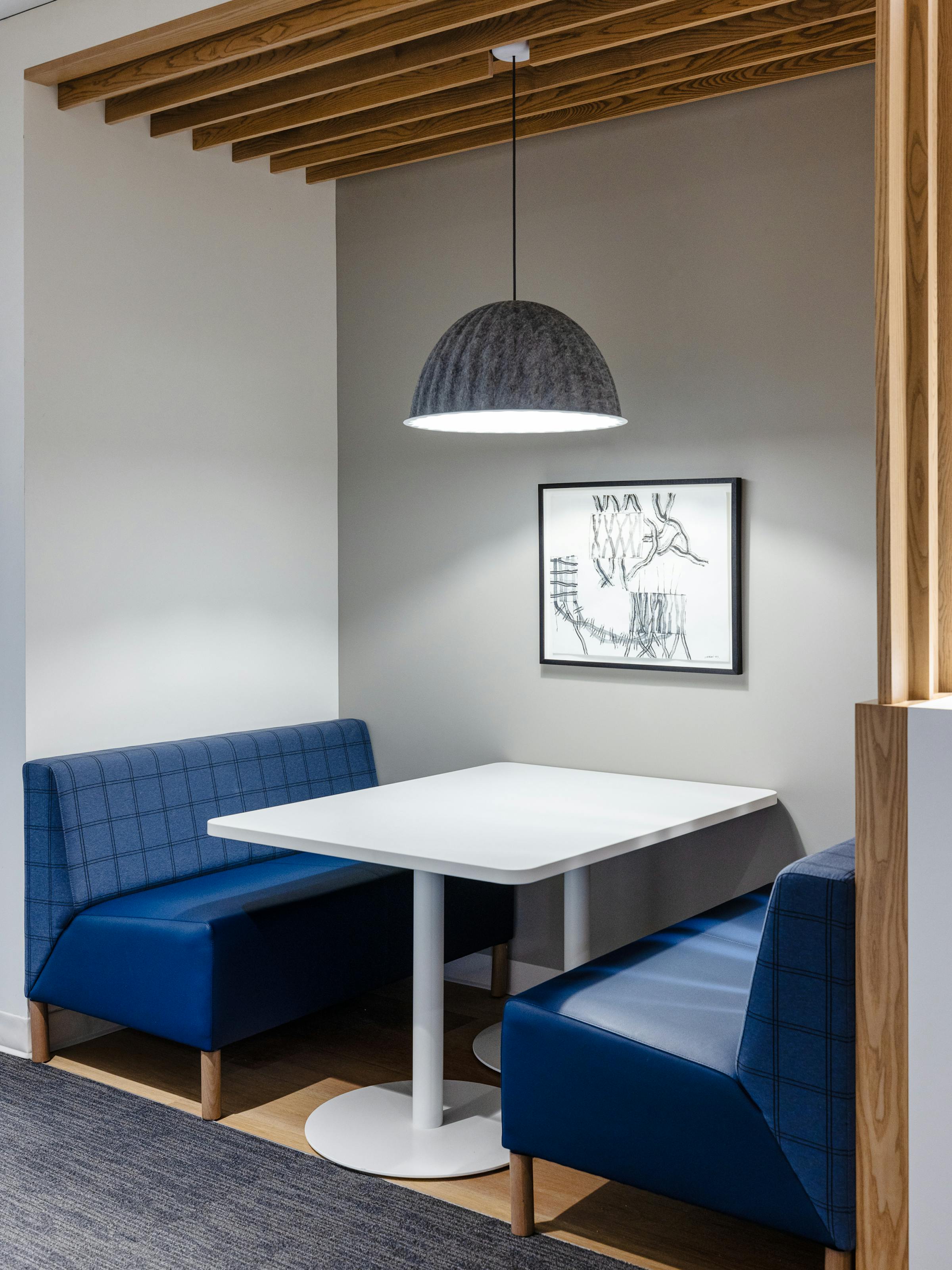 Architectural details and design of furniture present in professional spaces with modern materials.