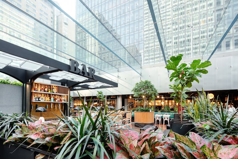 Détail su l'architecture de paysage du biergarden de la place Ville-Marie à Montréal.