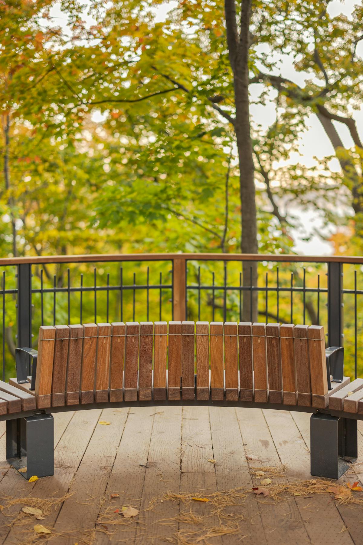 Autumn on the trails of the large estates of Sillery with a close-up of the wooden furniture.