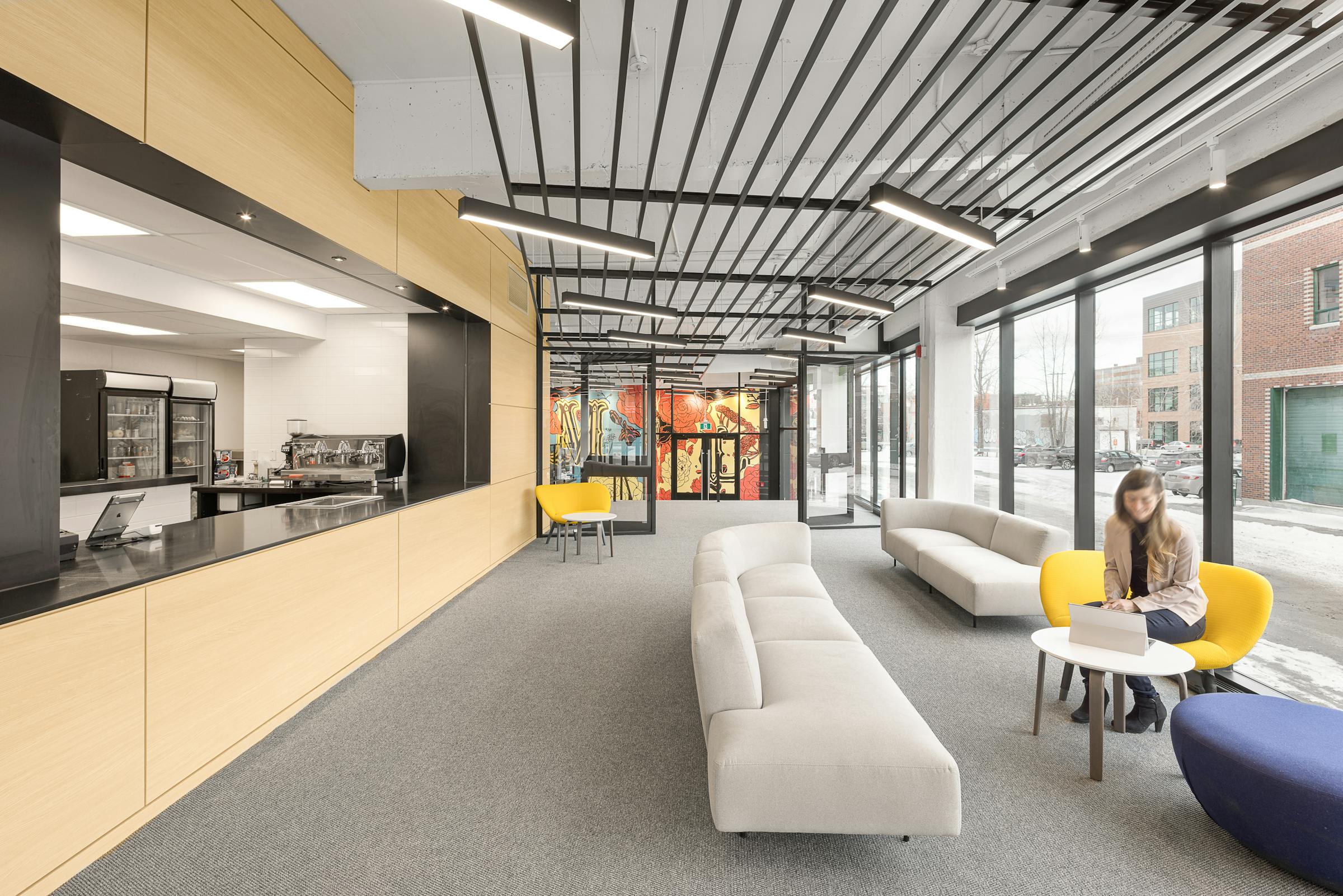 Photographie du design intérieur et du mobilier contemporain dans un bâtiment commercial.