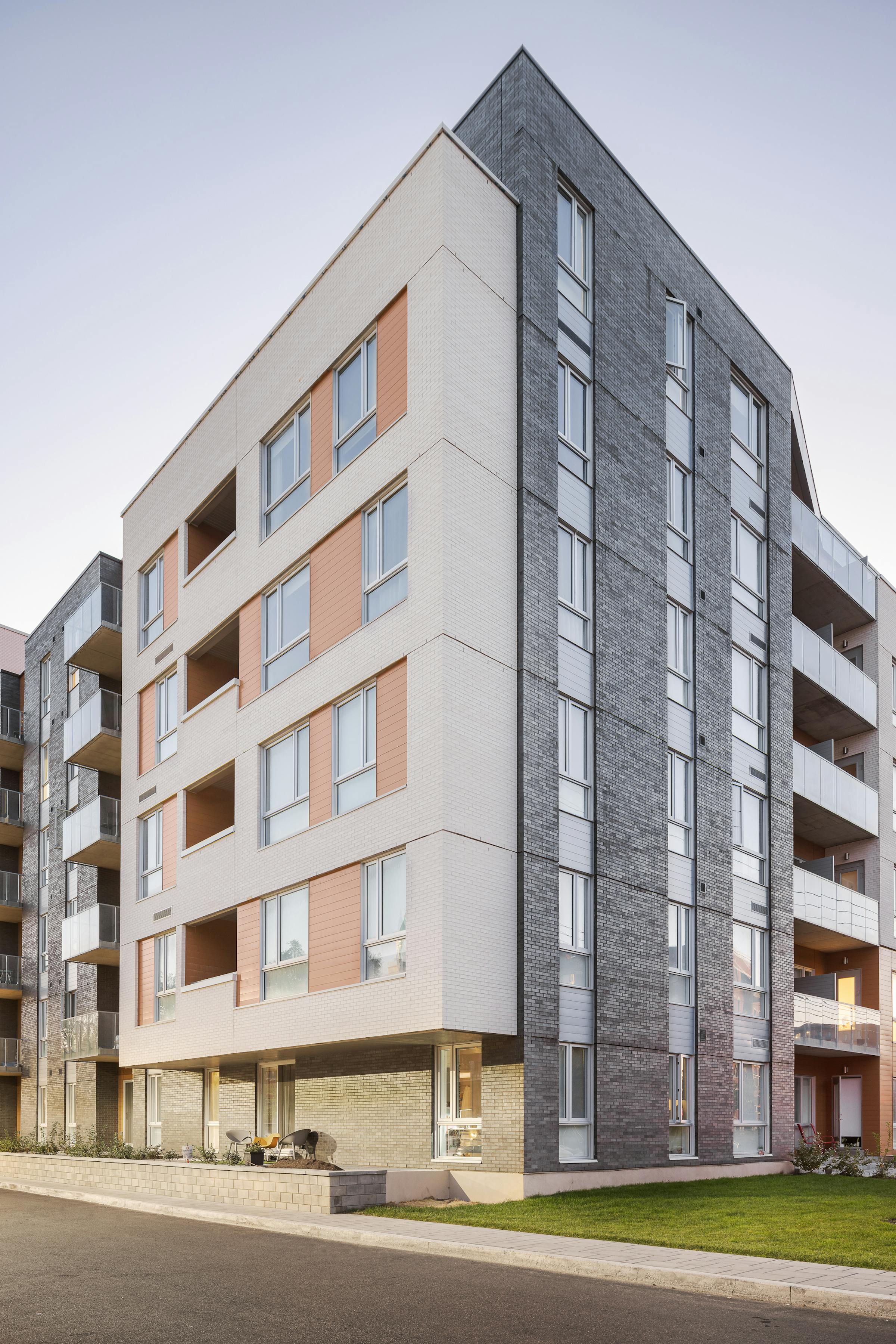 Mise en valeur des matériaux utilisés dans l'architecture d'une bâtisse multi-résidentiel.