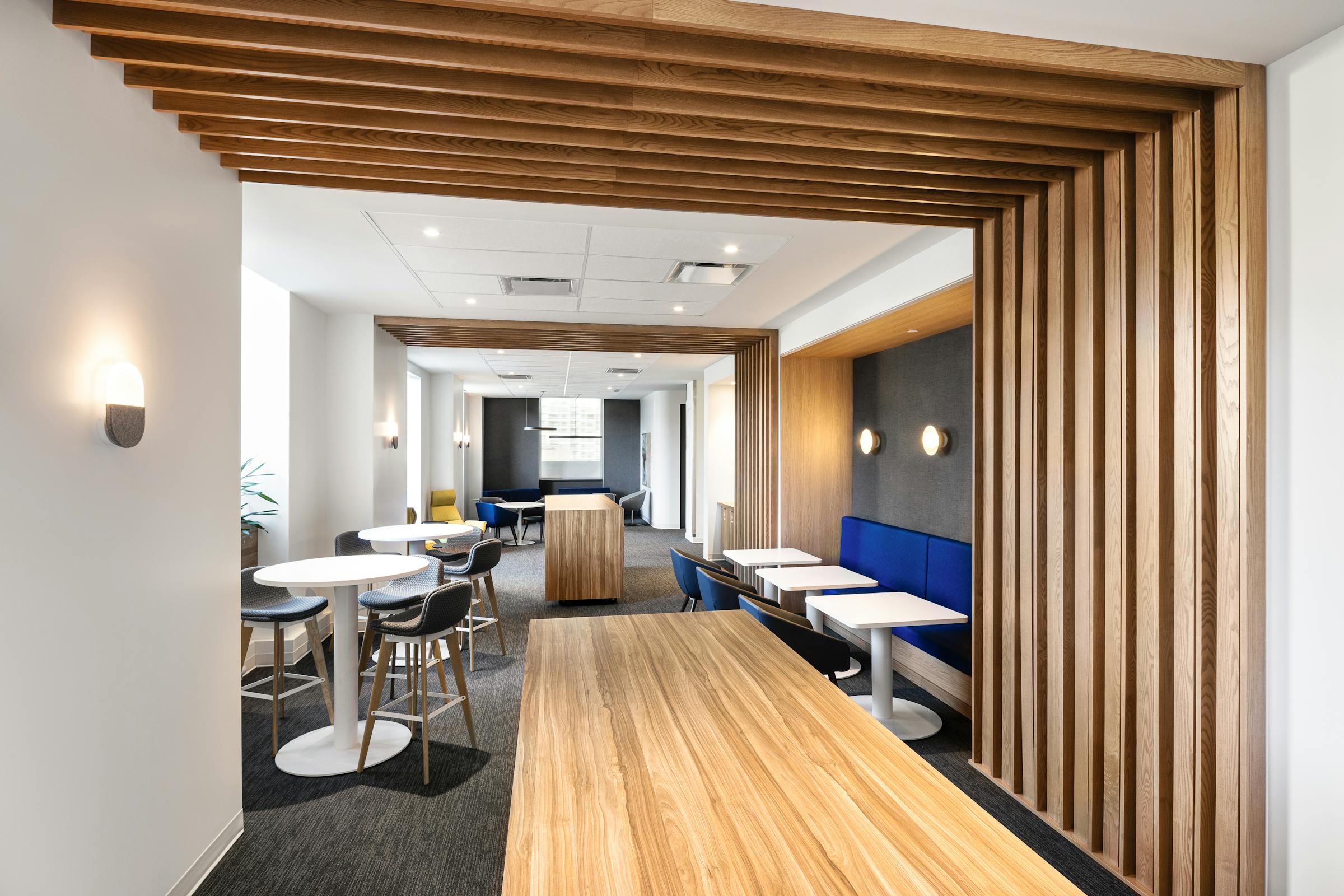 Perspective photography in common office spaces in downtown Montreal. Wooded surface and modern furniture.