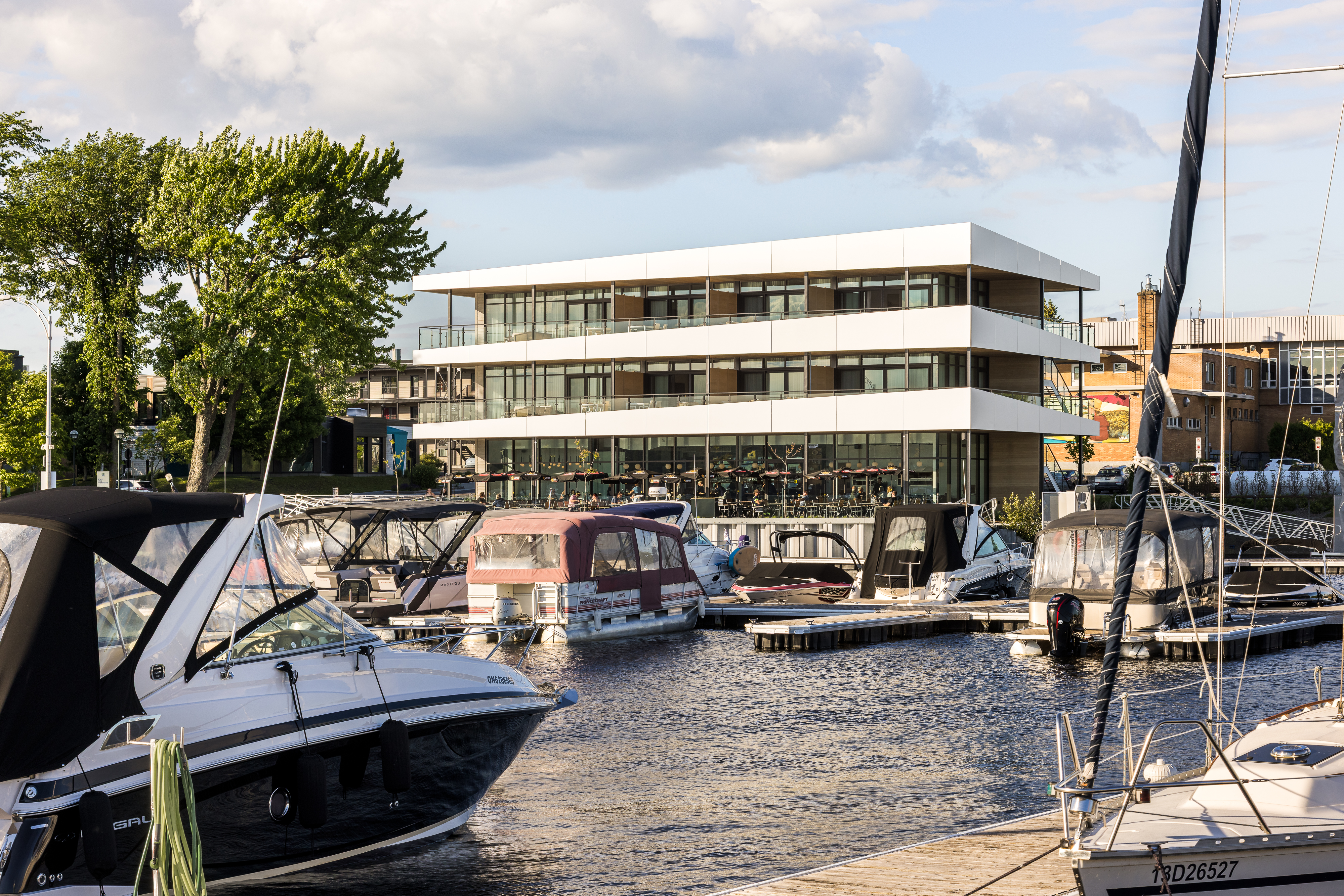 Photographie architecturale du bâtiment La Capitainerie depuis les quais de la marina
