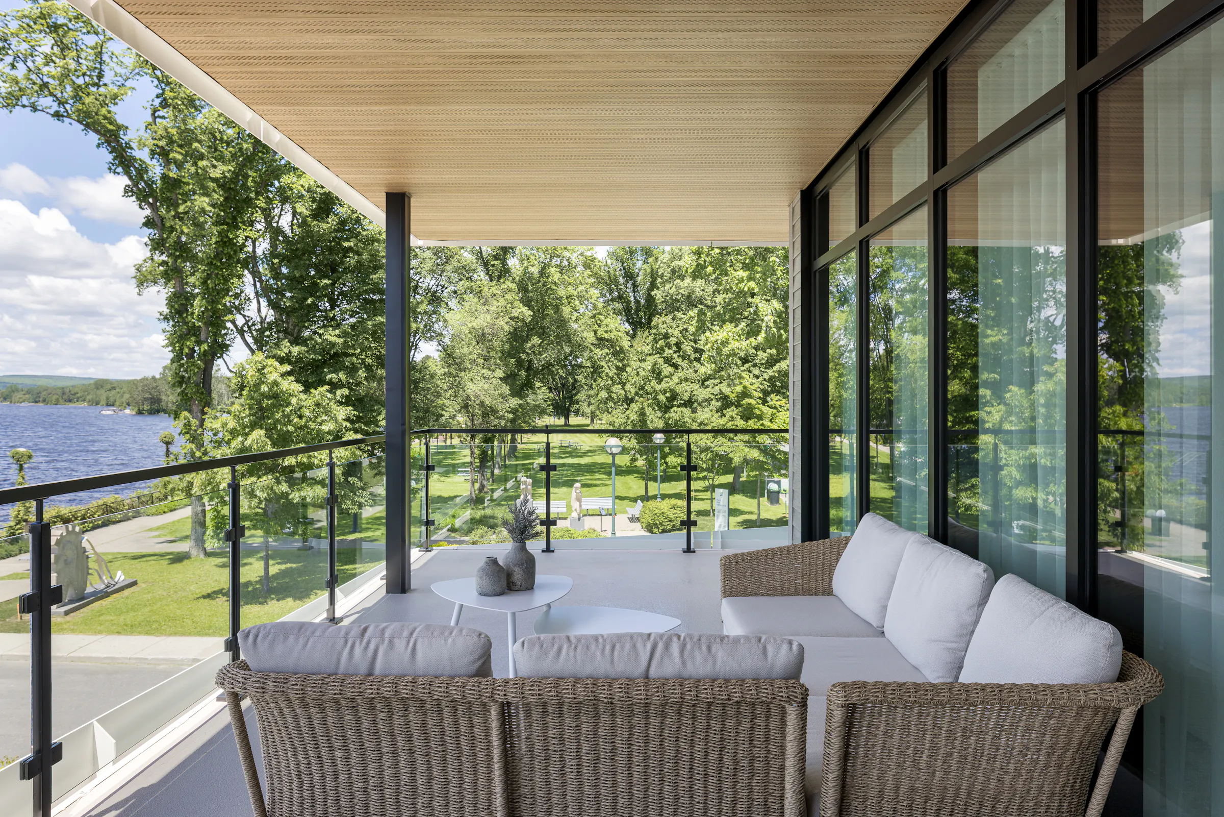 Prise de vue d'un espace extérieur avec mobilier lounge, lumière du jour sur le parc des Vétérans