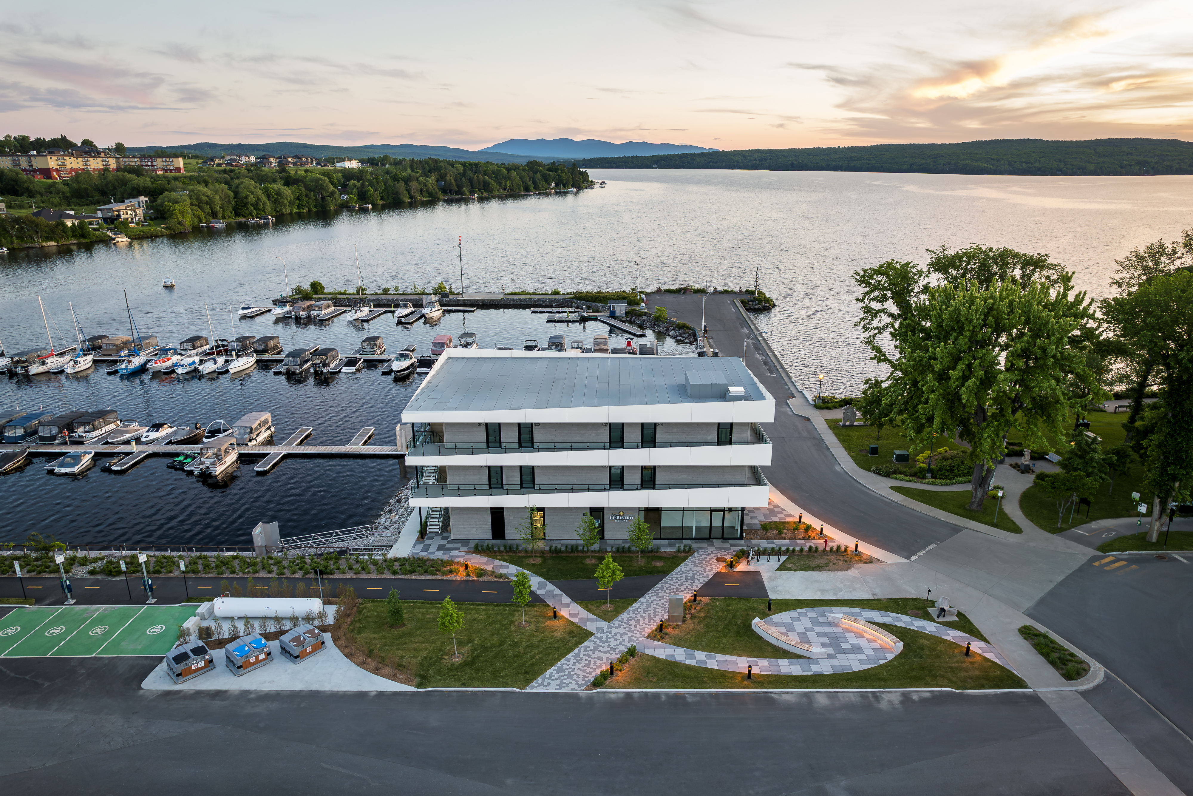 Photographie aérienne de La Capitainerie, de la marina et du lac Mégantic au coucher du soleil