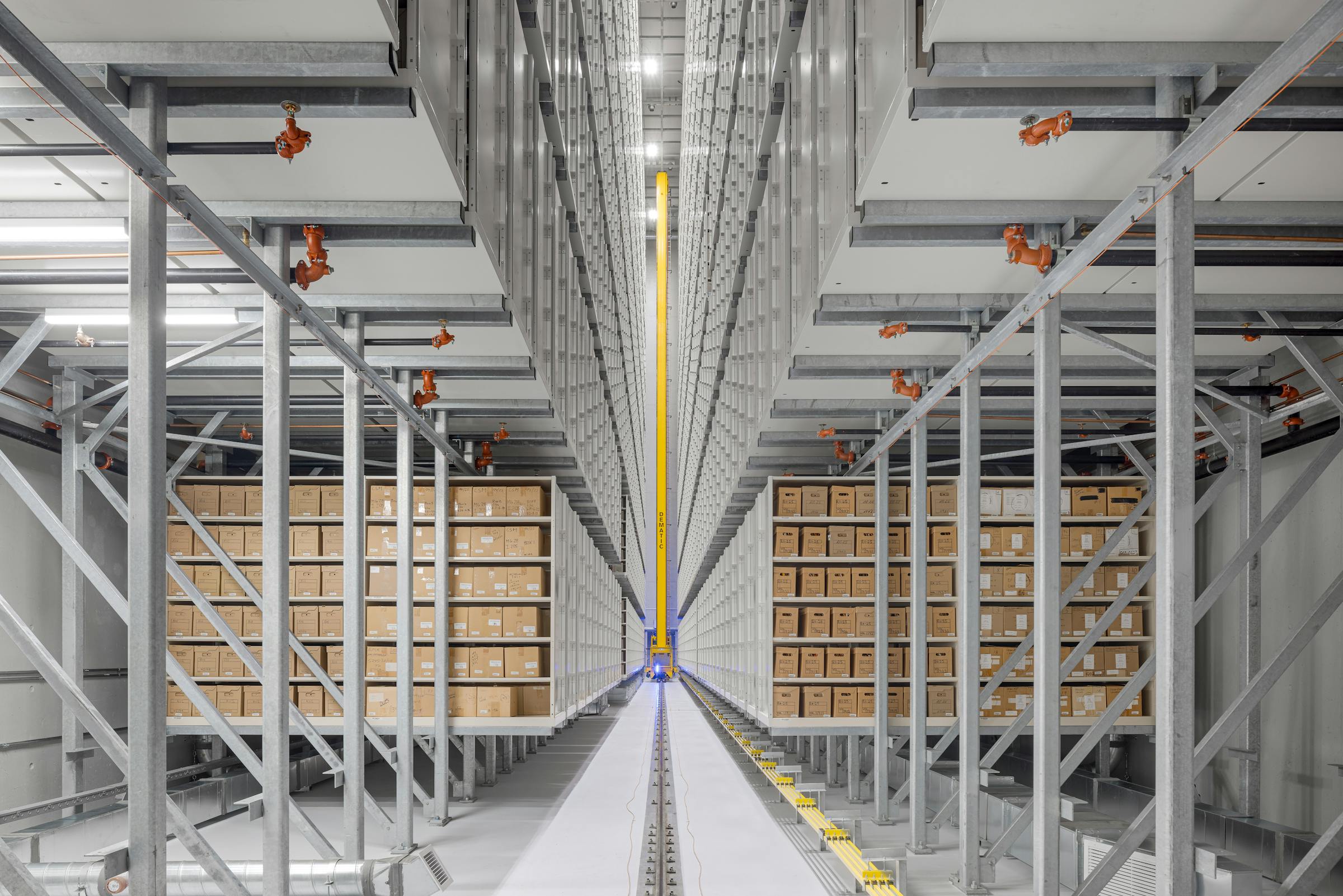 Vue intérieure des vastes voûtes d’archives, conçues pour préserver les documents historiques du Canada.