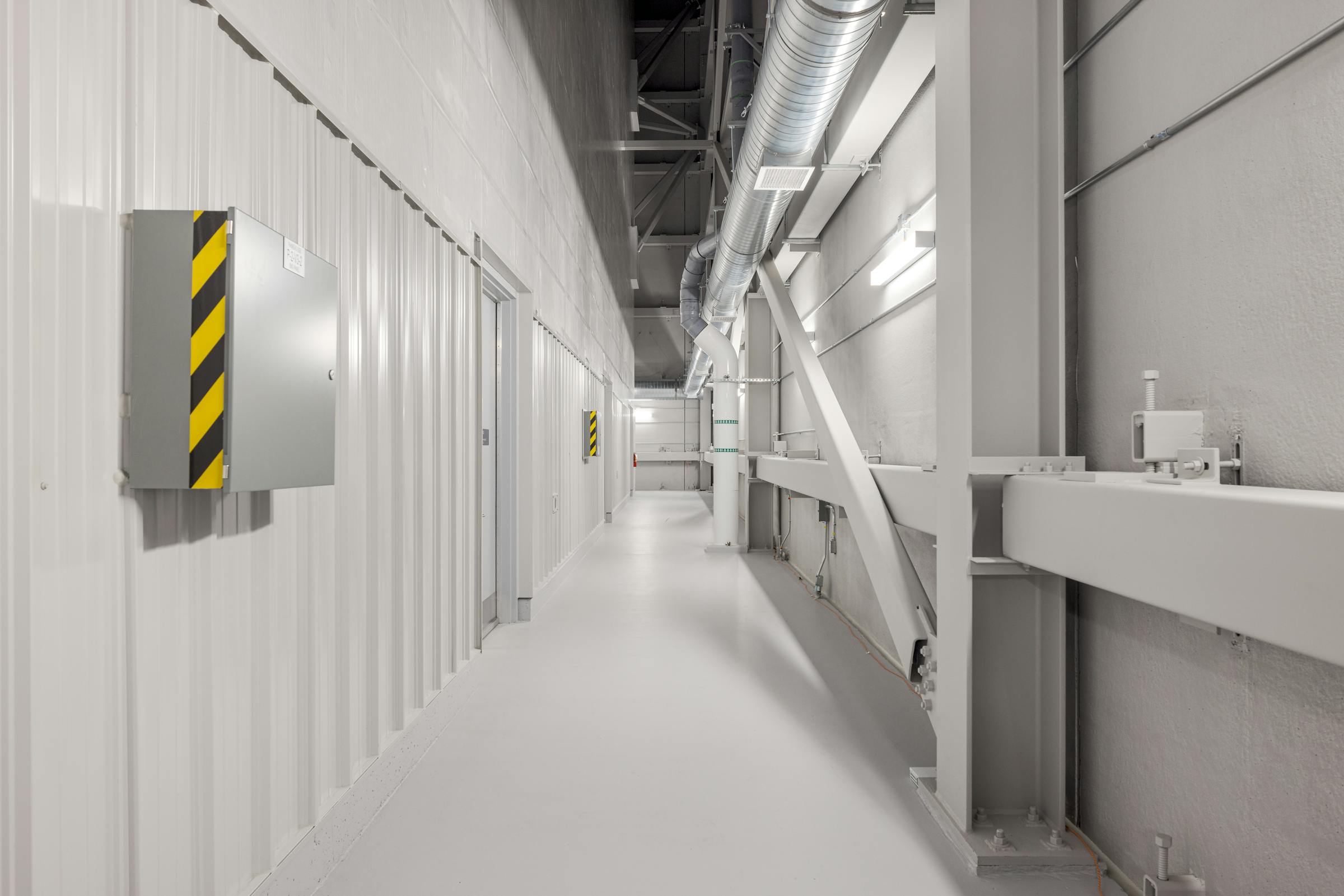 Système d'attache de l'enveloppe du bâtiment en béton préfabriqué.
