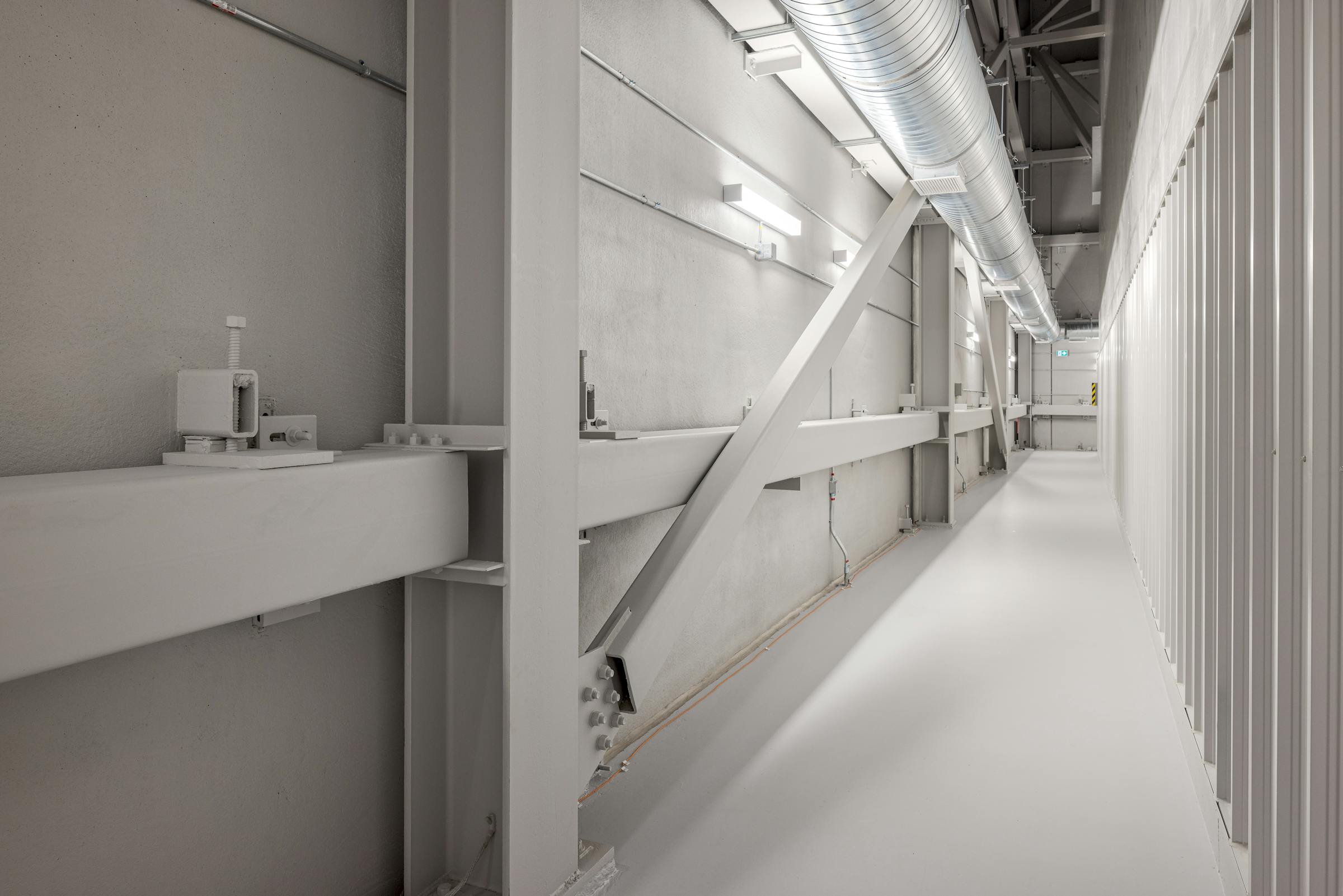 Lignes géométriques et structurellement épurées des espaces de circulation.