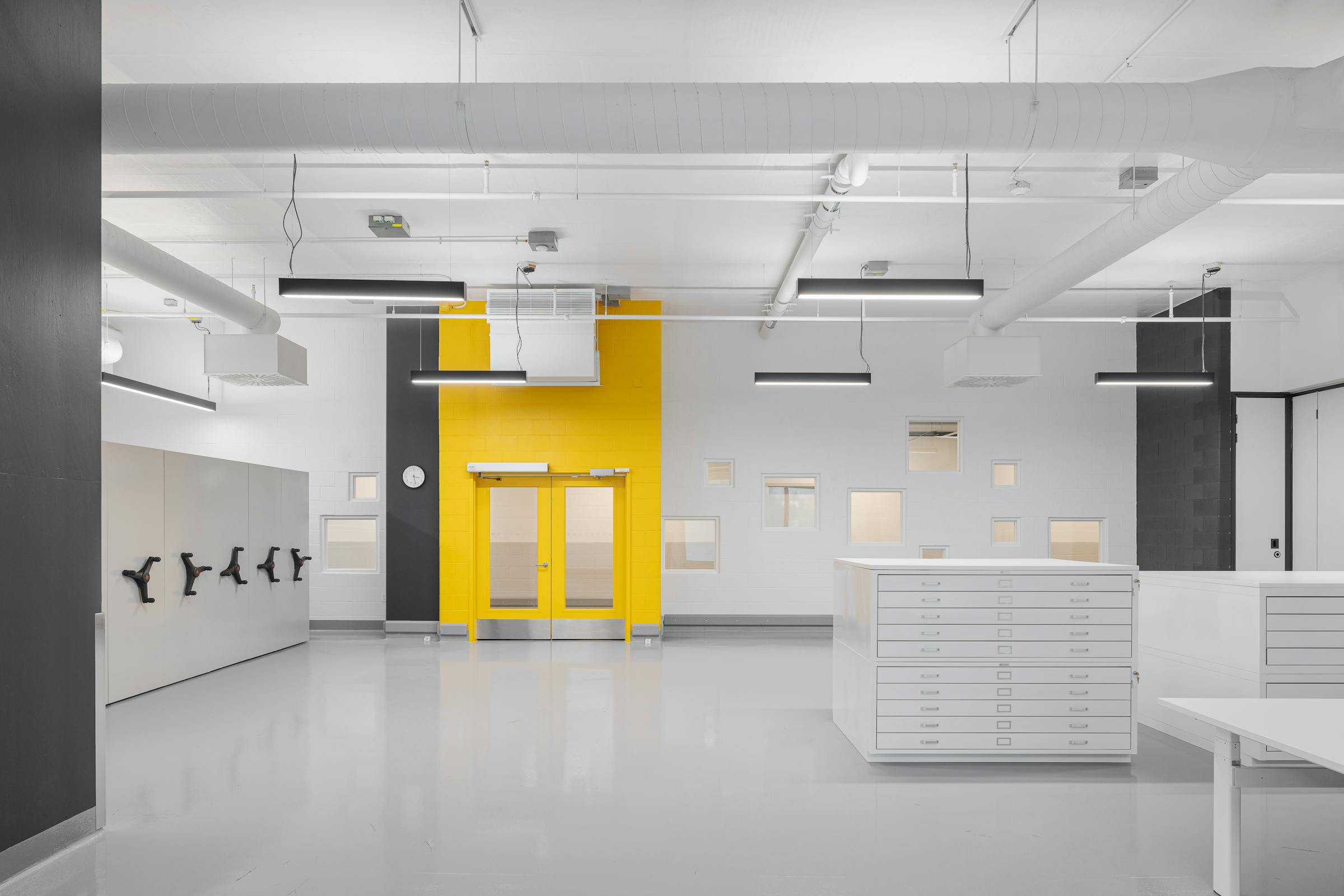 Conception minimaliste et fonctionnelle des bureaux, favorisant un environnement de travail fluide.