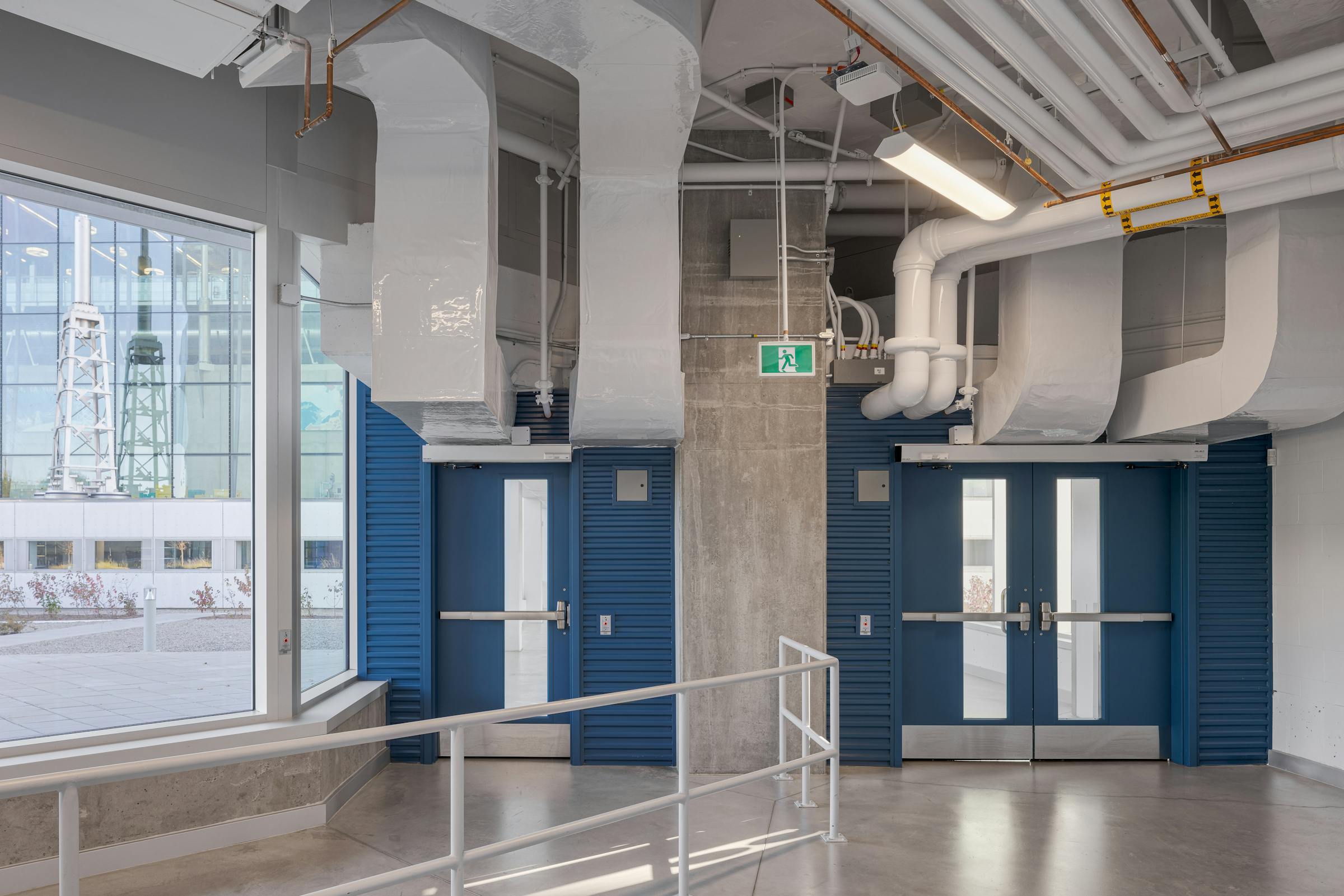 Vue intérieure de la passerelle piétonnière reliant le nouveau bâtiment au centre existant.