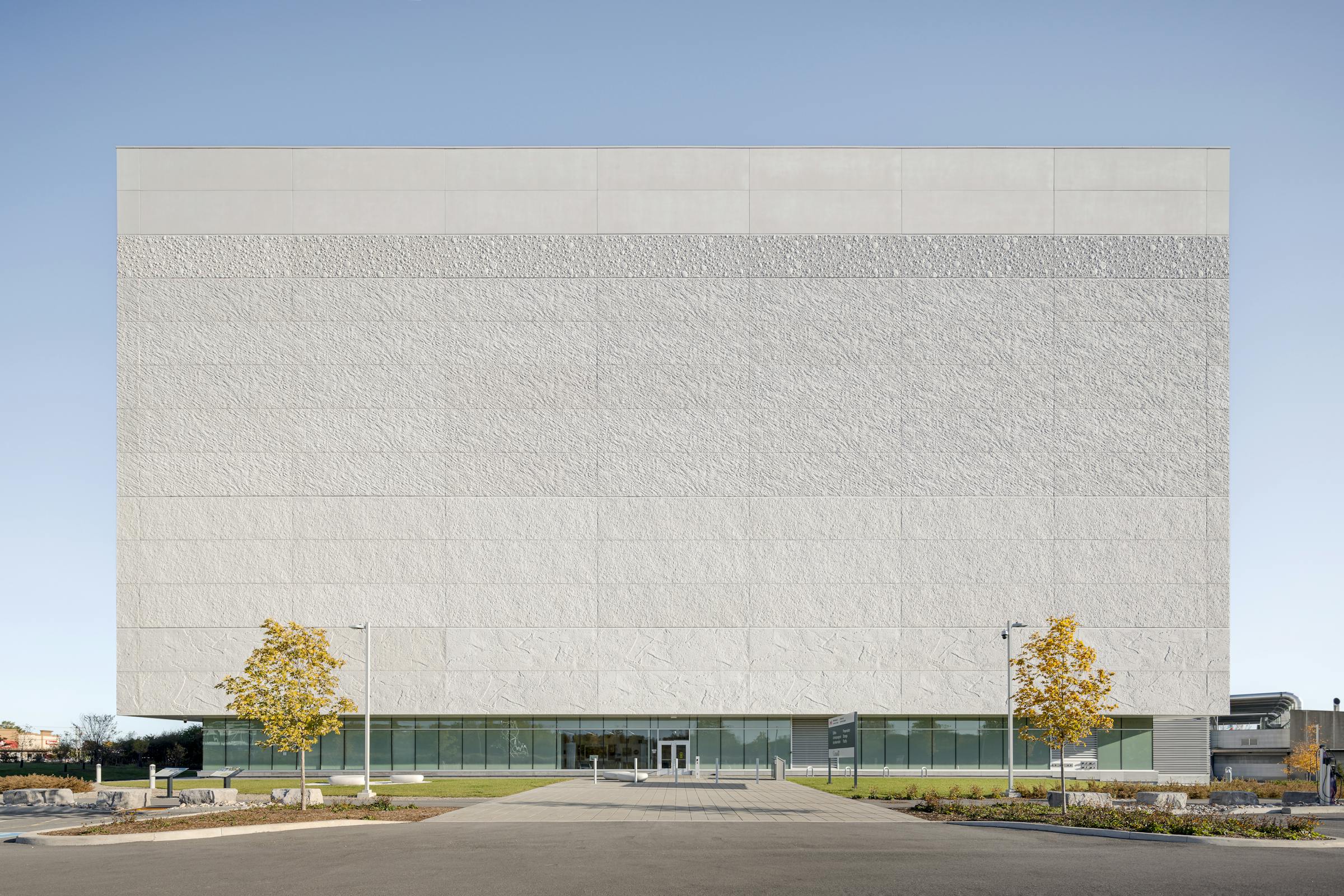 Façade en béton préfabriqué du centre d’archives de Bibliothèque et Archives Canada, inspirée de la géologie québécoise.