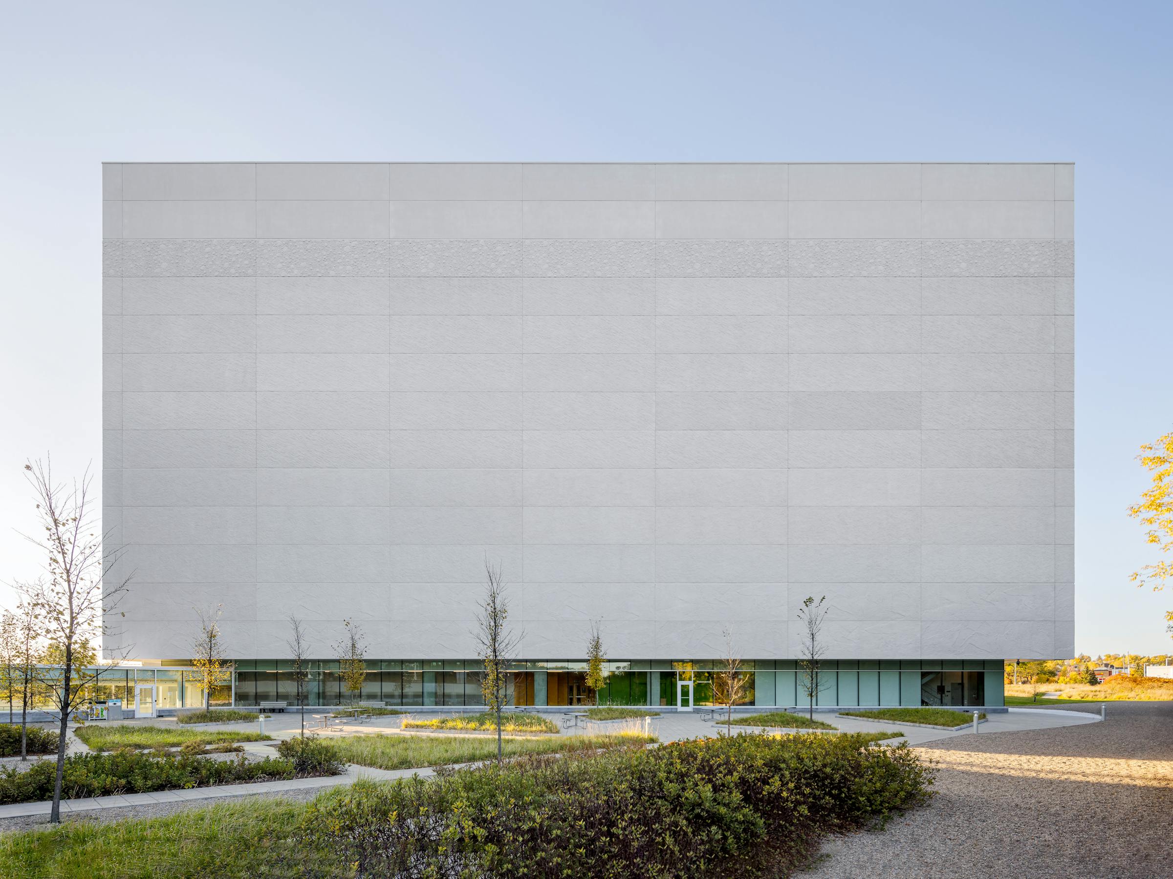 Lignes géométriques et textures brutes définissant l’esthétique du projet de Bibliothèque et Archives Canada.