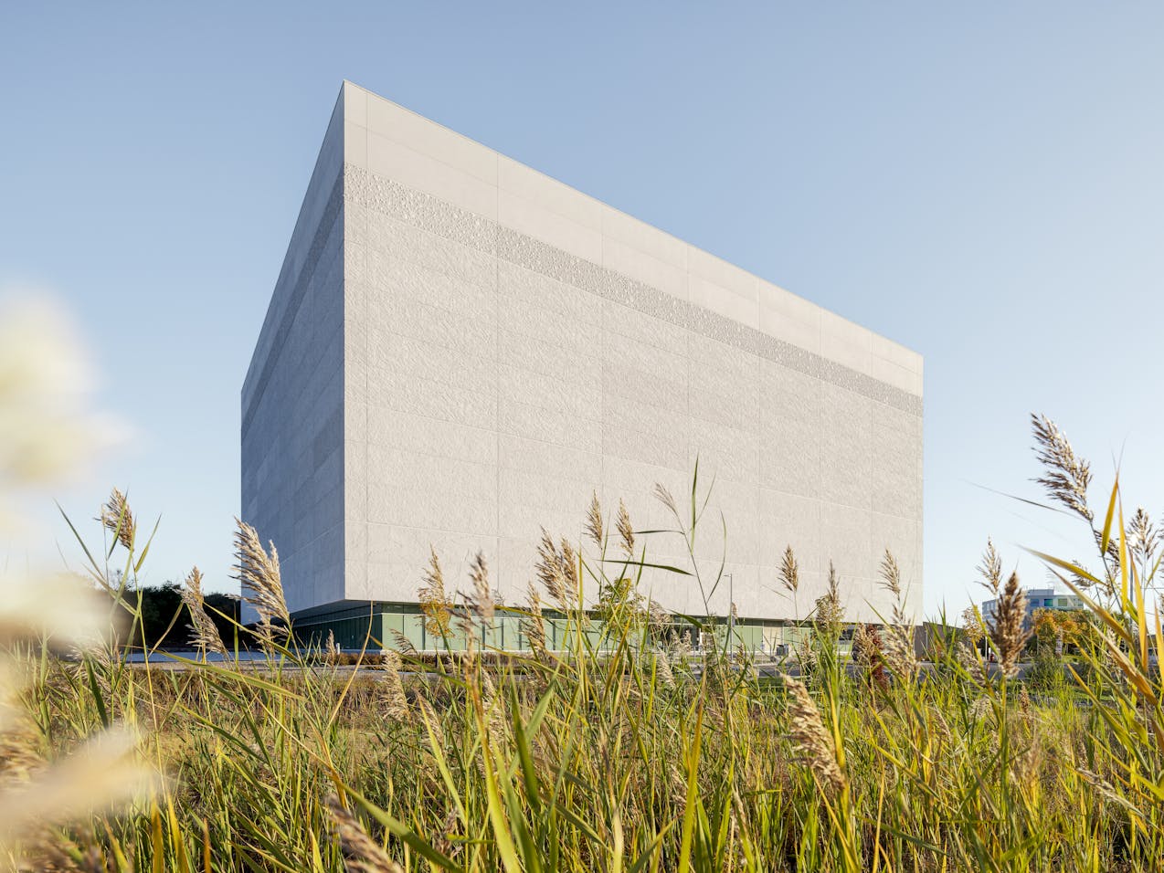 Vue architecturale du nouveau centre d’archives à Gatineau, mettant en valeur son design massif et minimaliste.