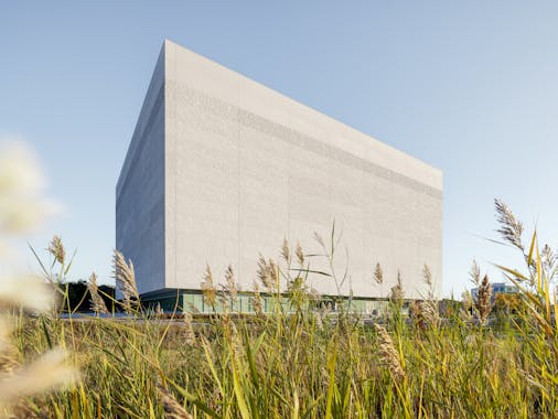 Architectural view of the new archives centre in Gatineau, highlighting its massive and minimalist design.