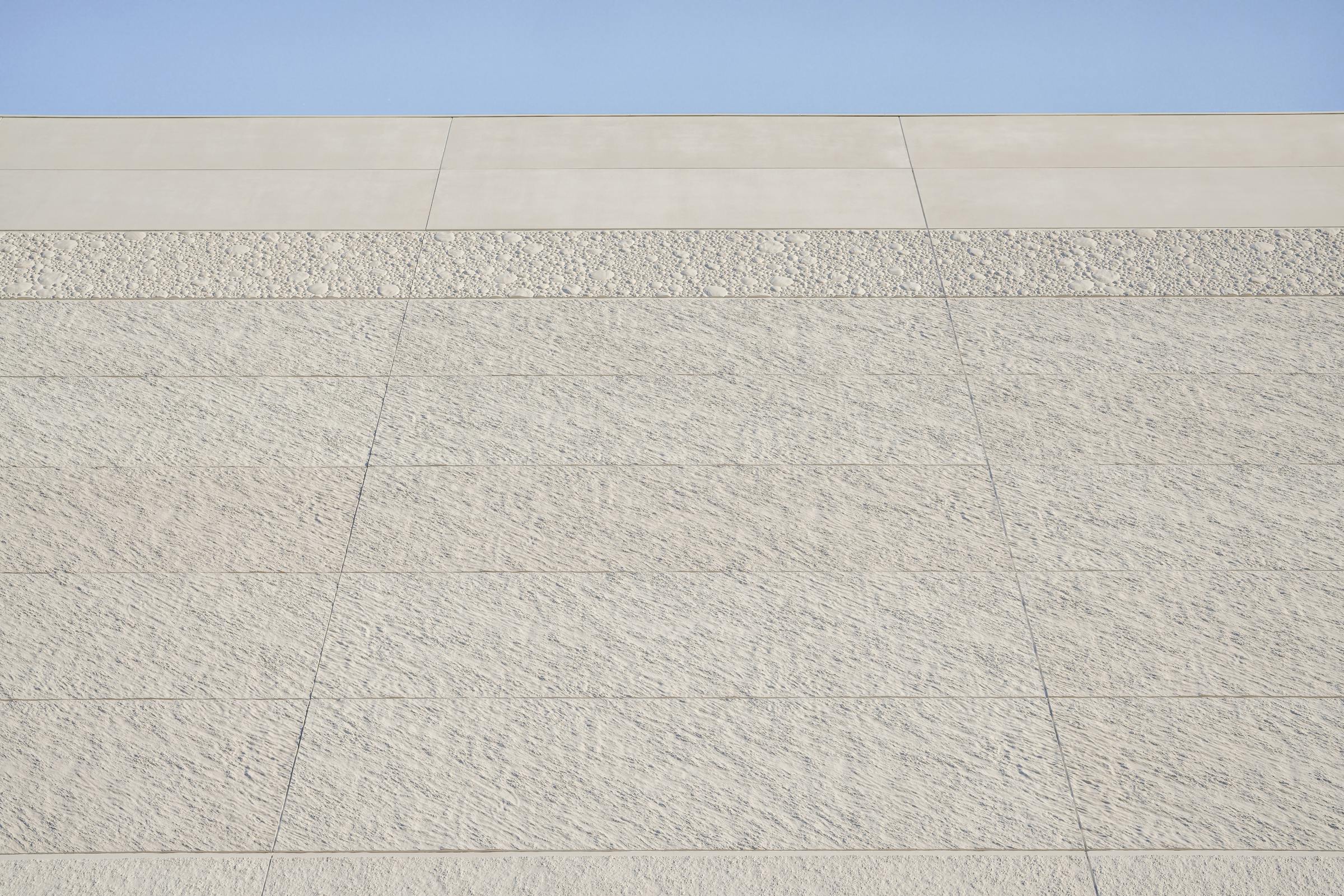 Détail des panneaux de béton préfabriqué évoquant les strates géologiques du Québec.