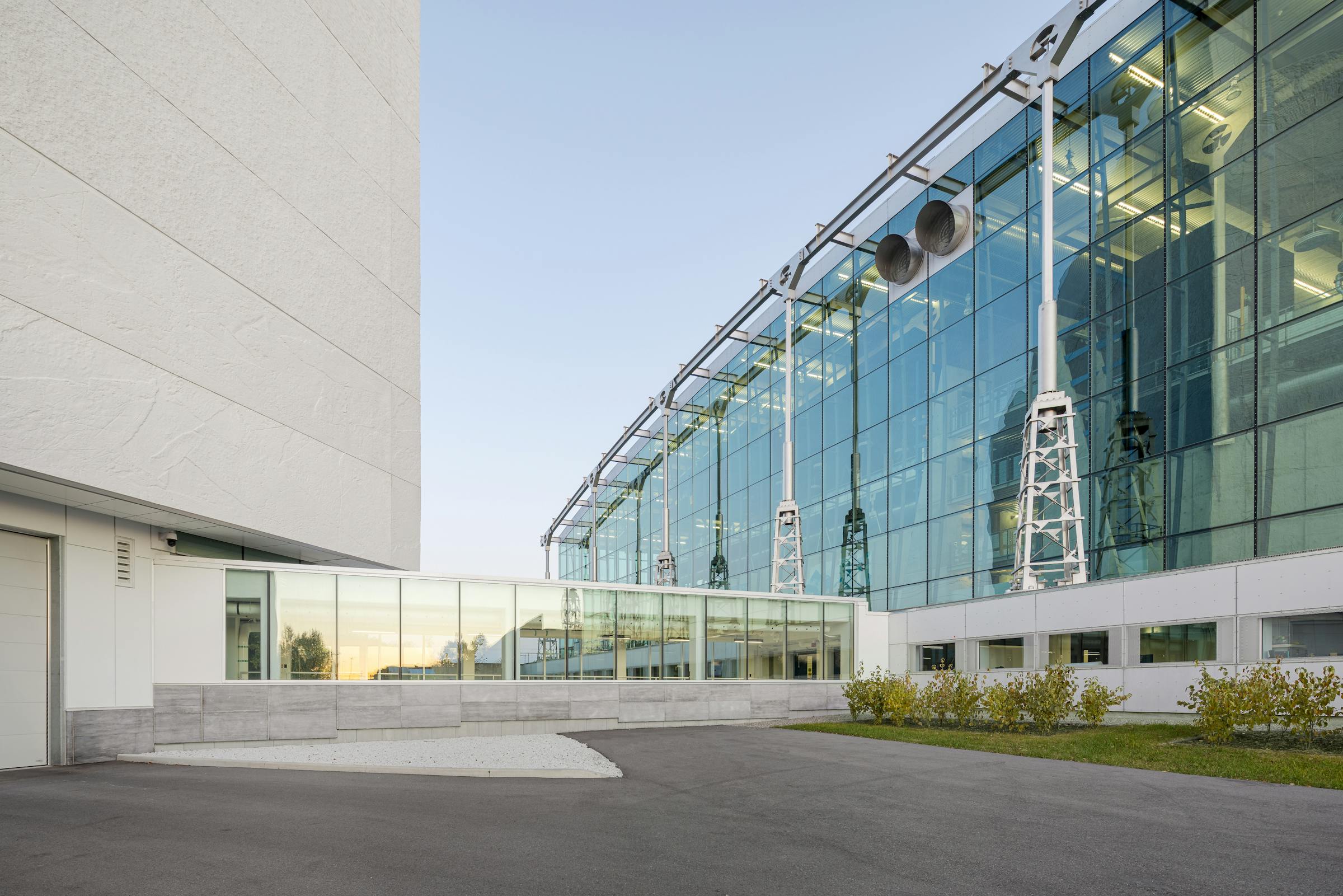 La passerelle vitrée reliant le nouveau bâtiment au centre de préservation existant.