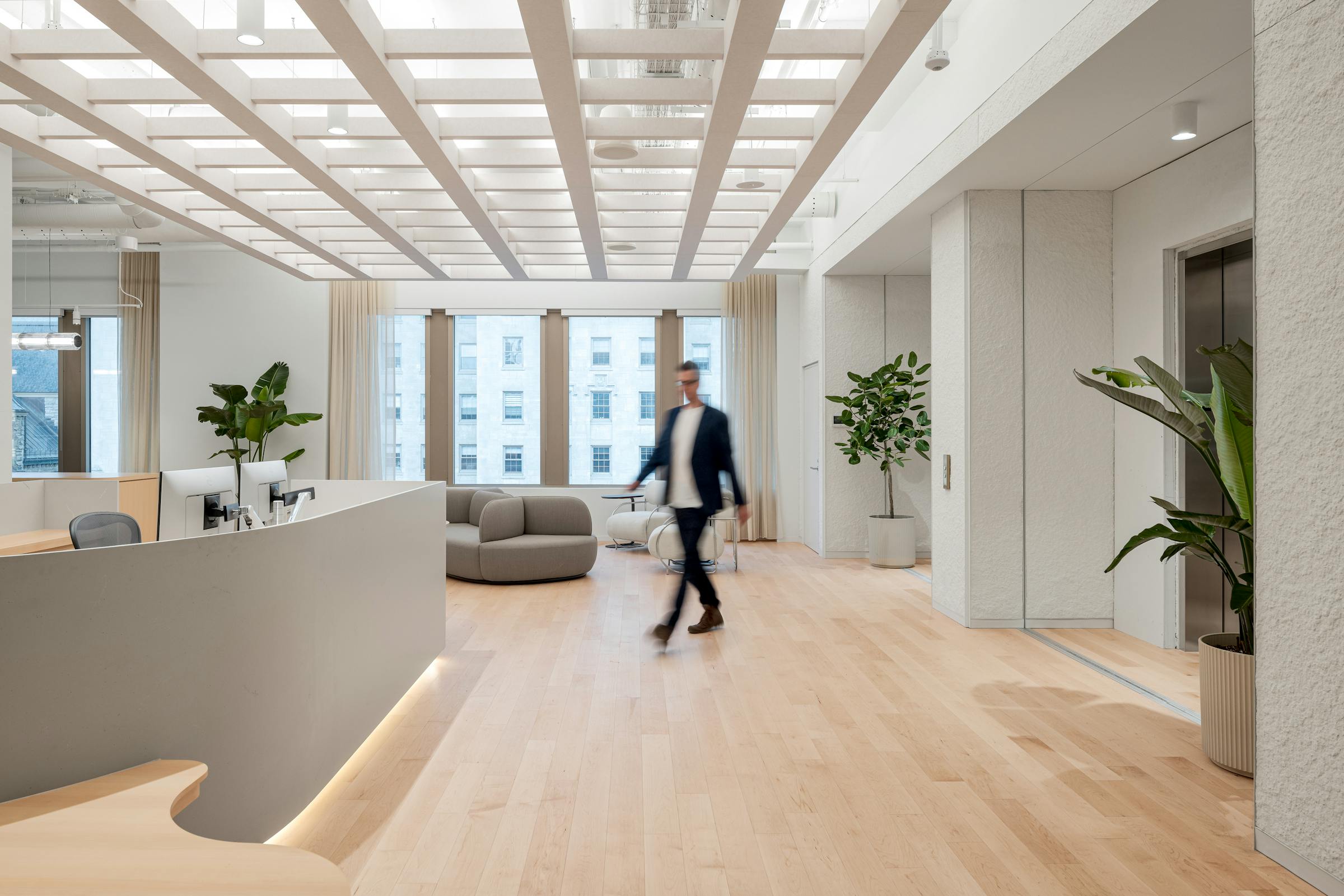 Design minimaliste et épuré de l’espace de réception avec comptoir en bois.