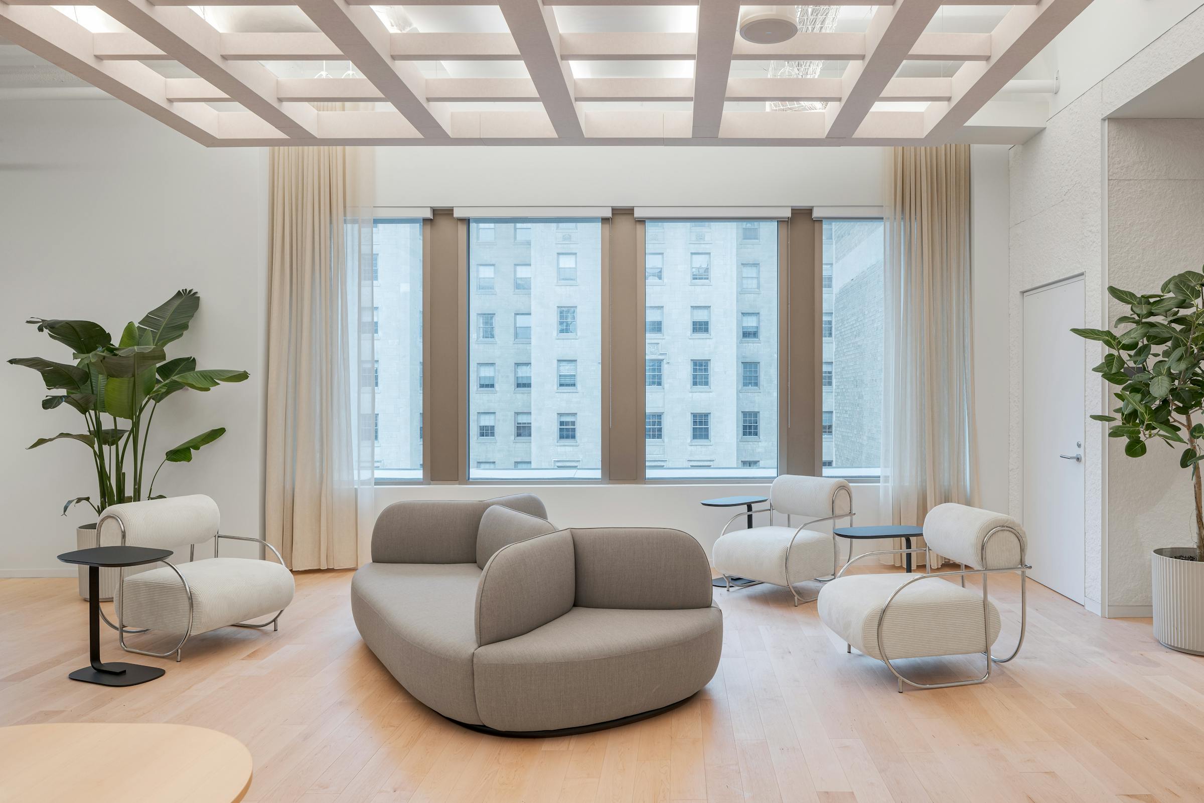 Espace de réception lumineux avec signalétique intégrée et mobilier contemporain.