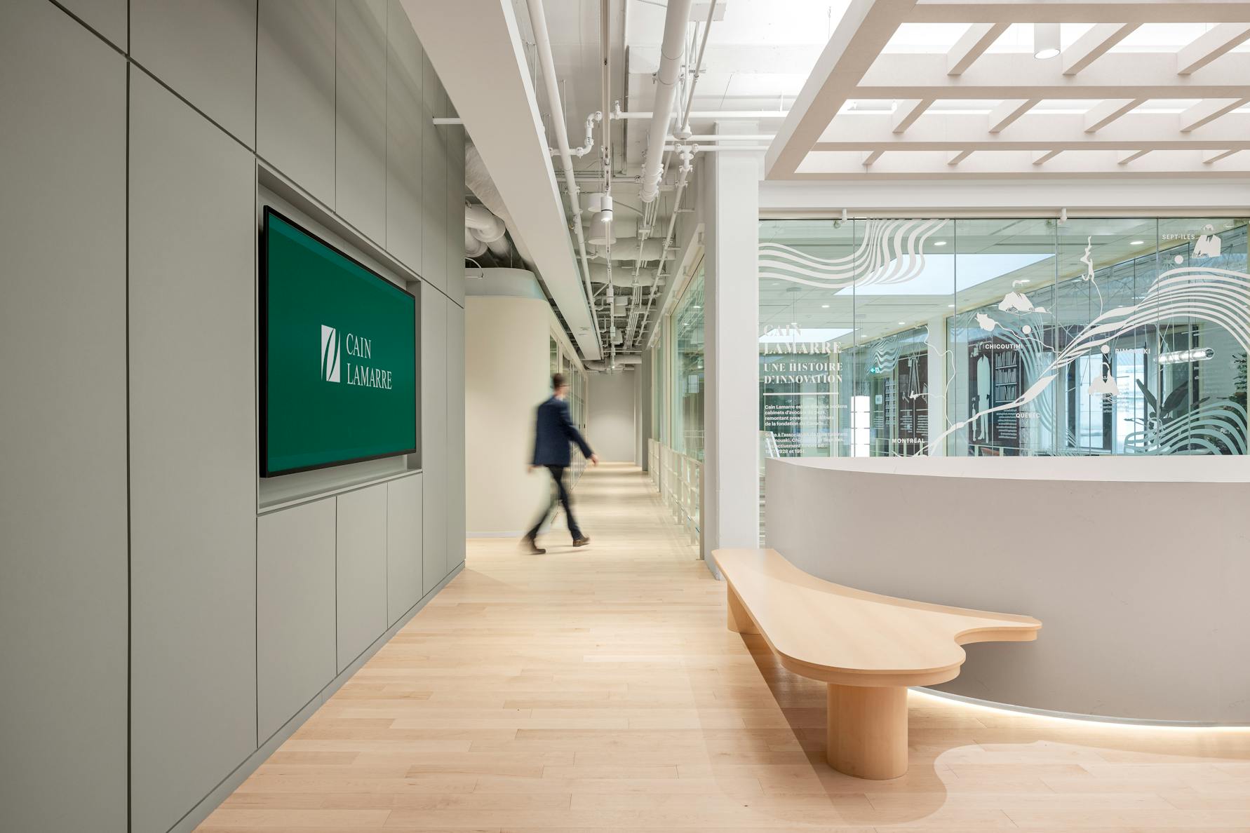 Architecture intérieure moderne du hall d’accueil du cabinet Cain Lamarre.