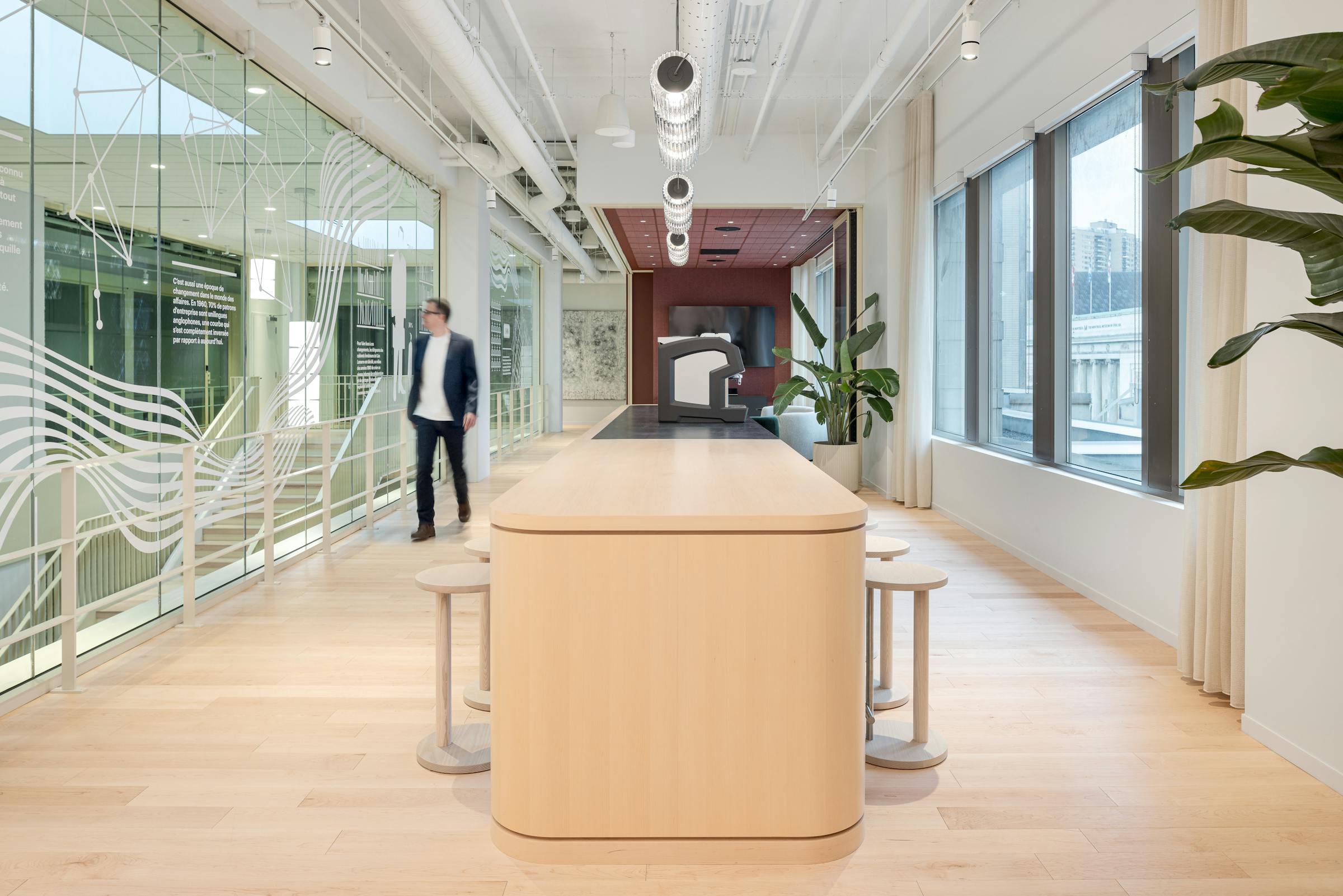 Aménagement intérieur élégant, combinant bois clair et éclairage architectural.