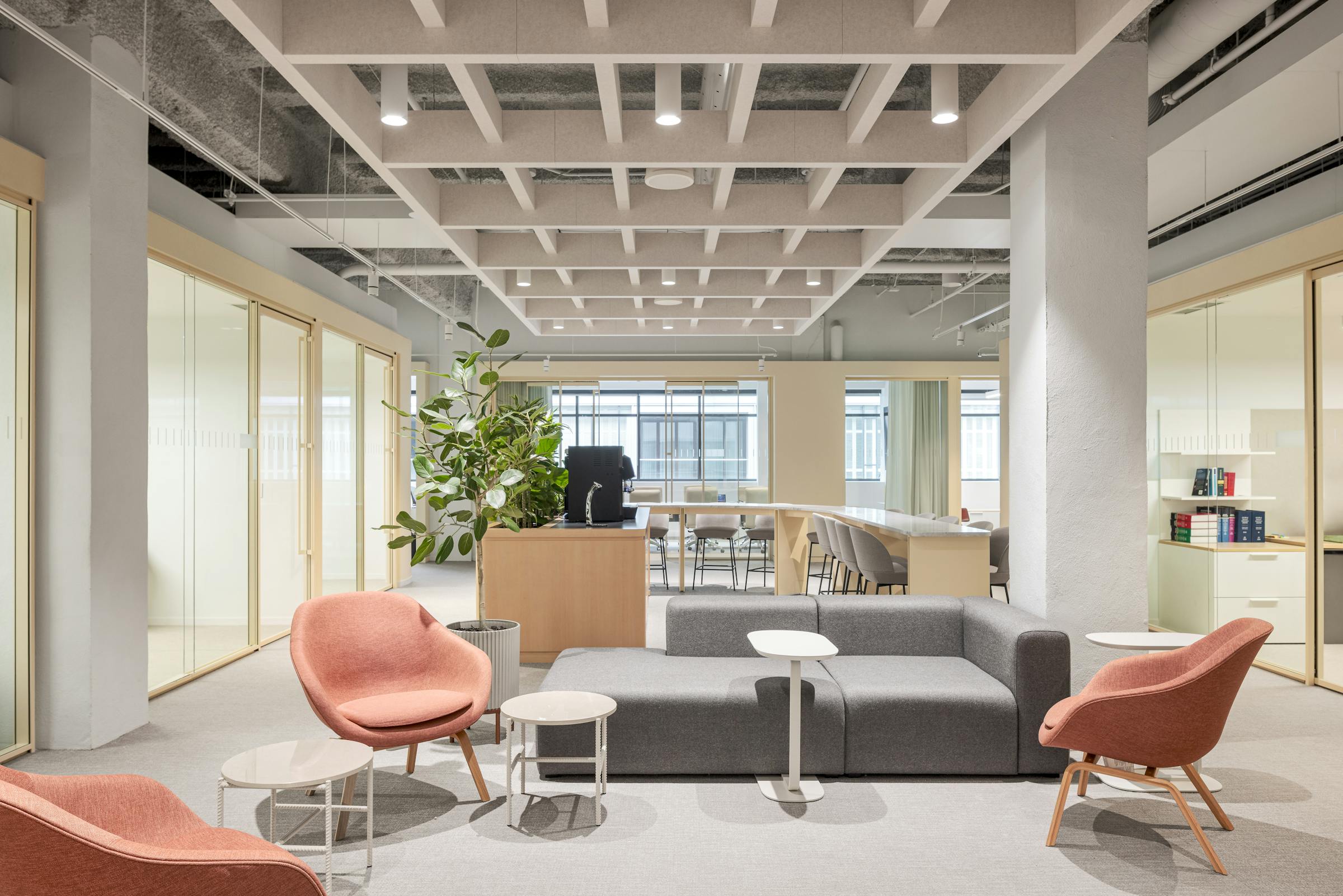 Architecture intérieure soignée, avec un plafond suspendu aux lignes géométriques.