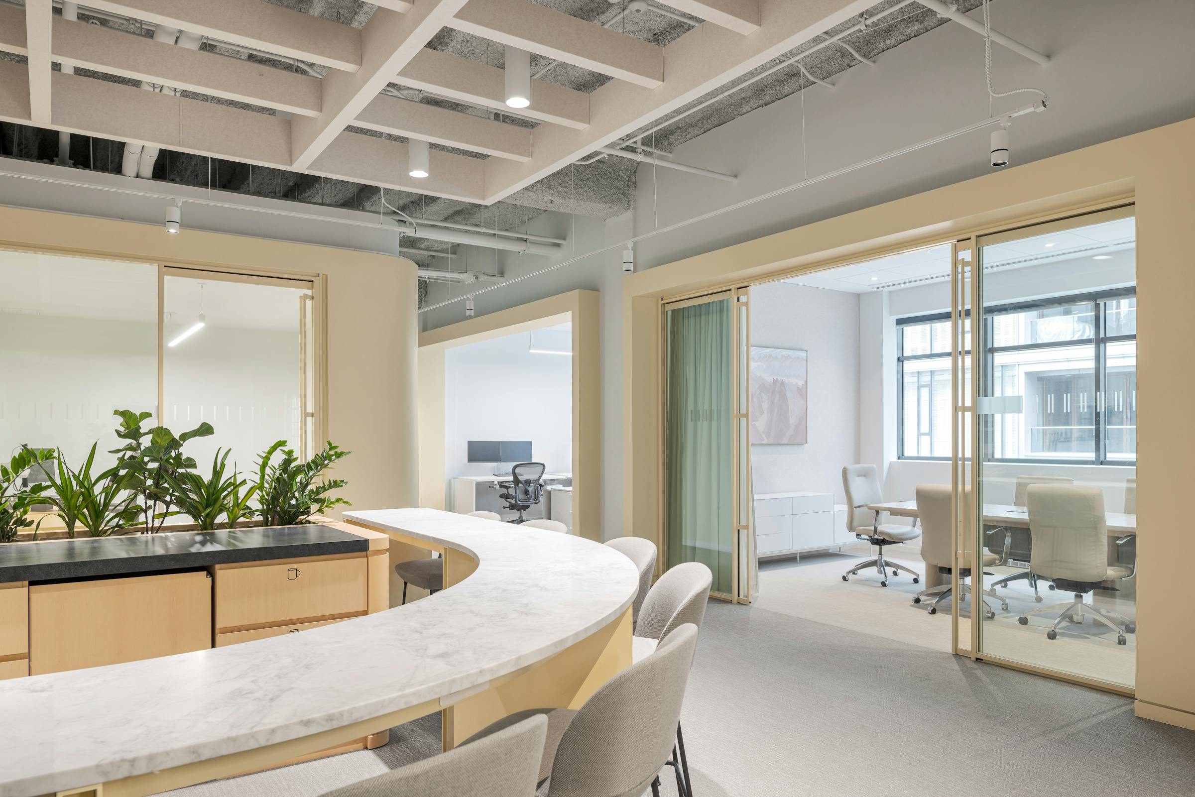 Un cadre de travail innovant, combinant confort, design et fonctionnalité.