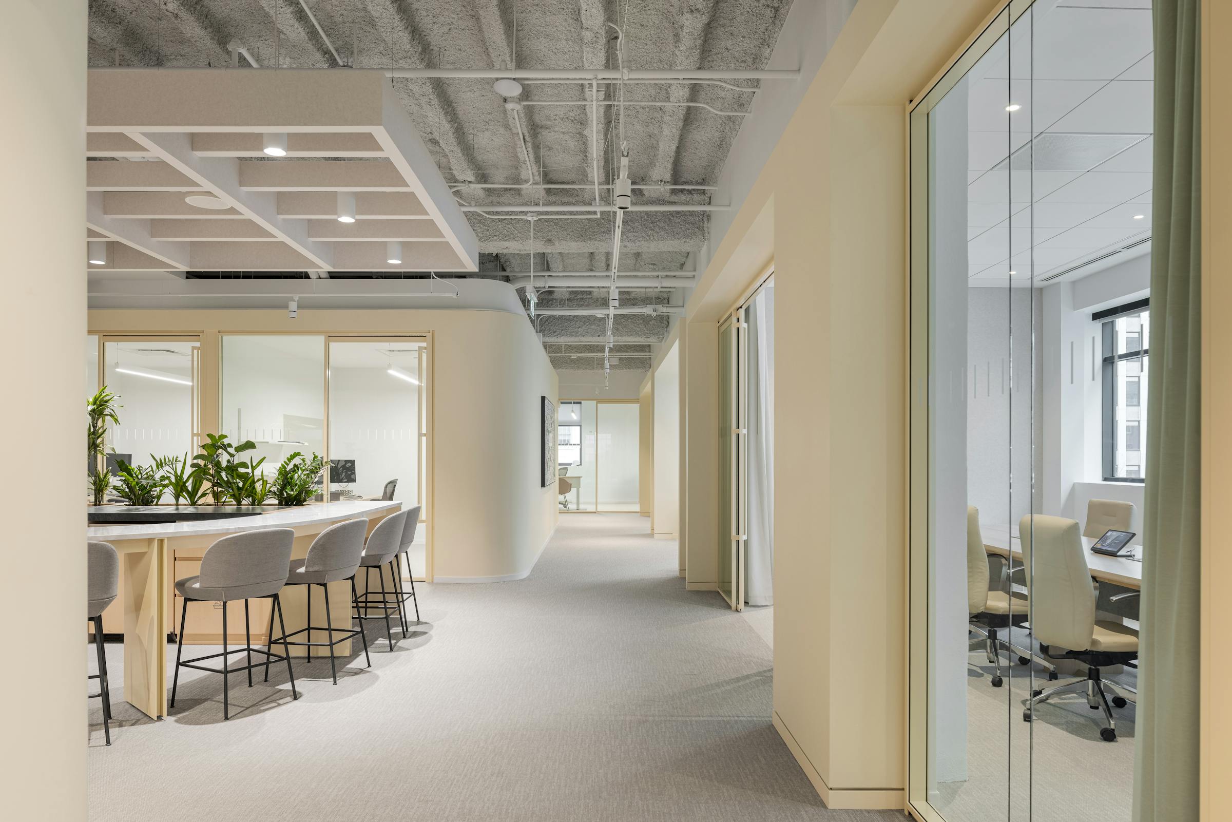 Conception architecturale fluide, reliant bureaux et espaces communs.