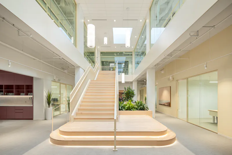 Escalier monumental en bois, pièce maîtresse d’un aménagement intérieur raffiné.