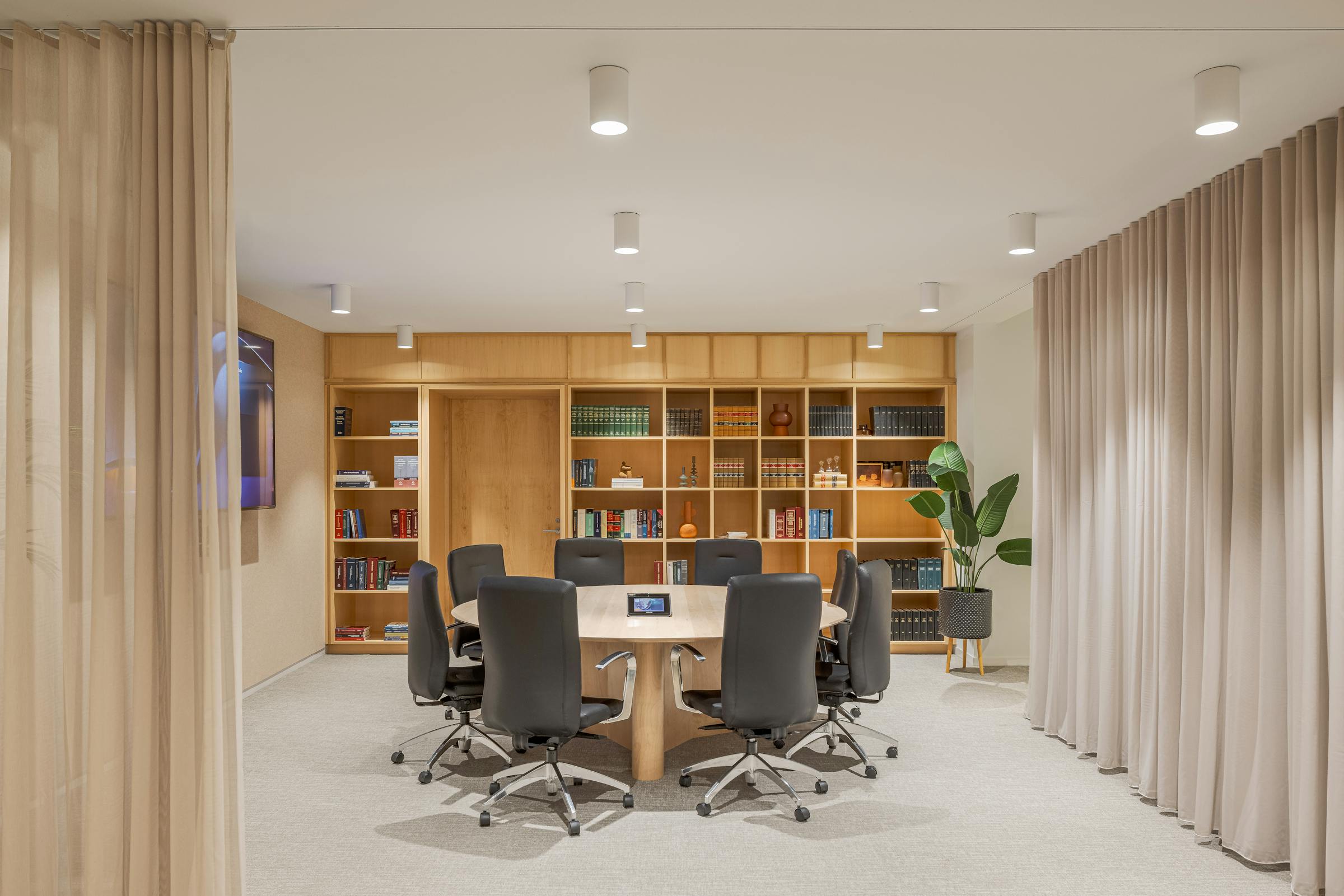 Espace de travail inspirant, conçu pour favoriser collaboration et bien-être.