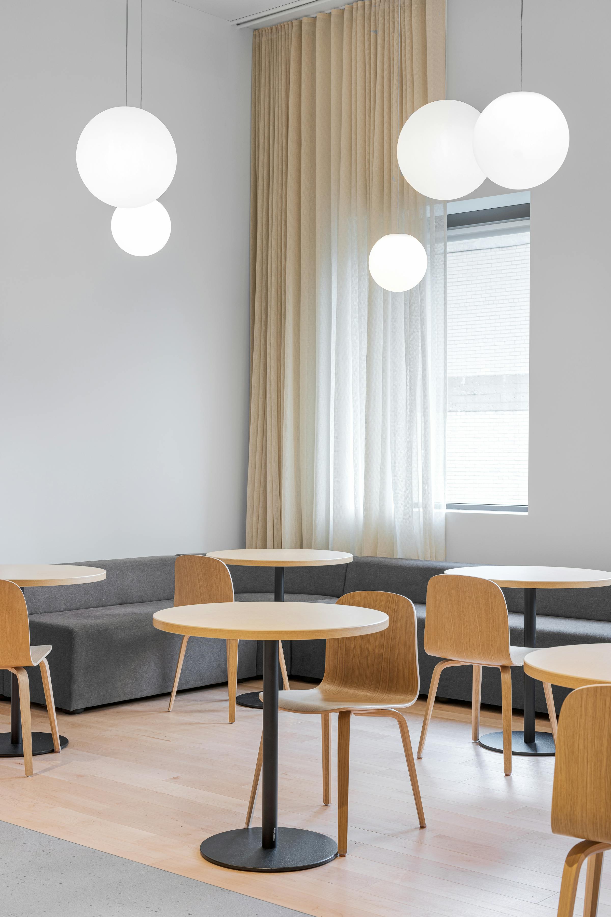 Mobilier minimaliste et fonctionnel, en parfaite harmonie avec l’architecture intérieure.