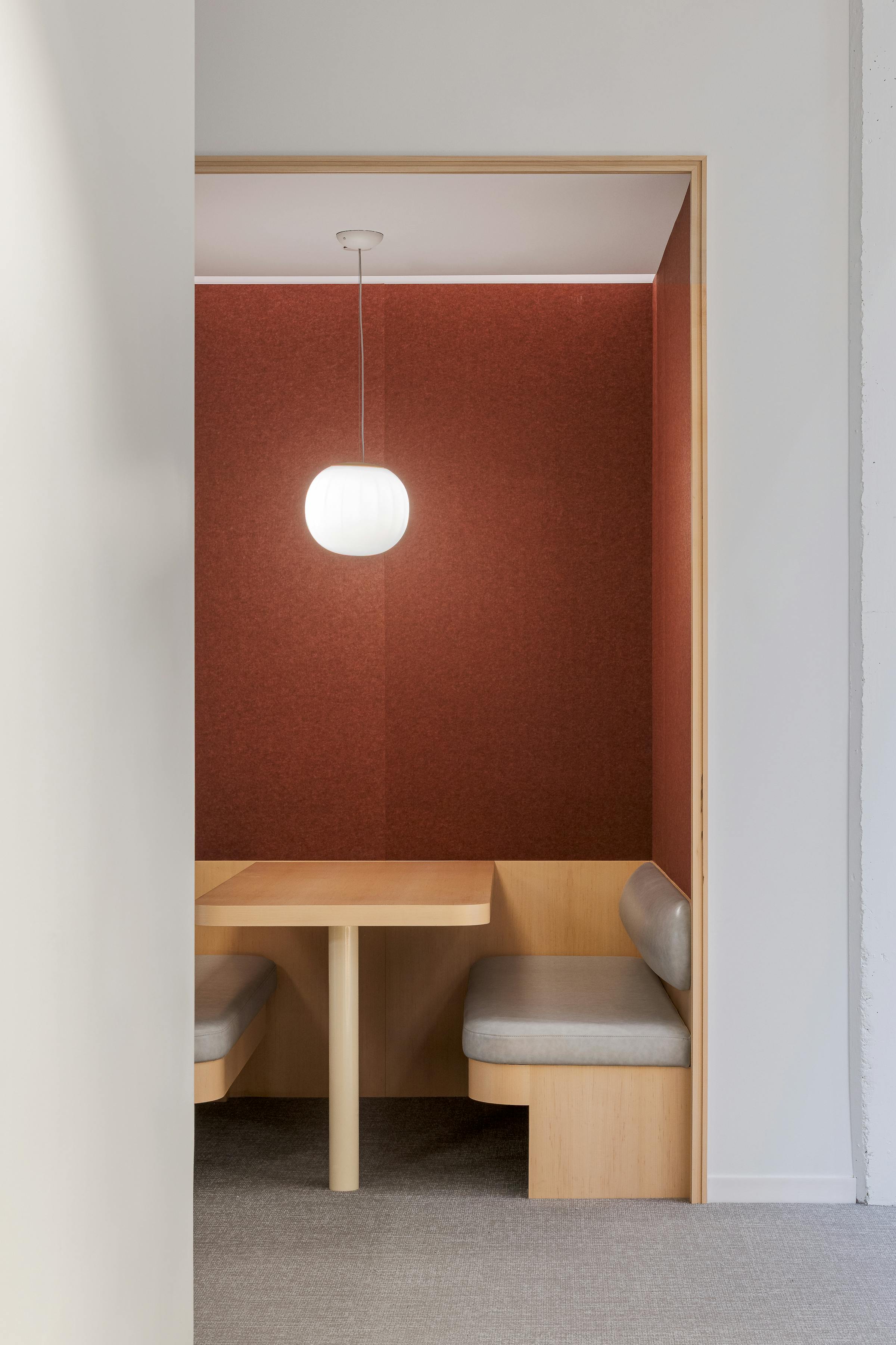 Banquettes en bois, offrant des espaces de détente et d’échange.