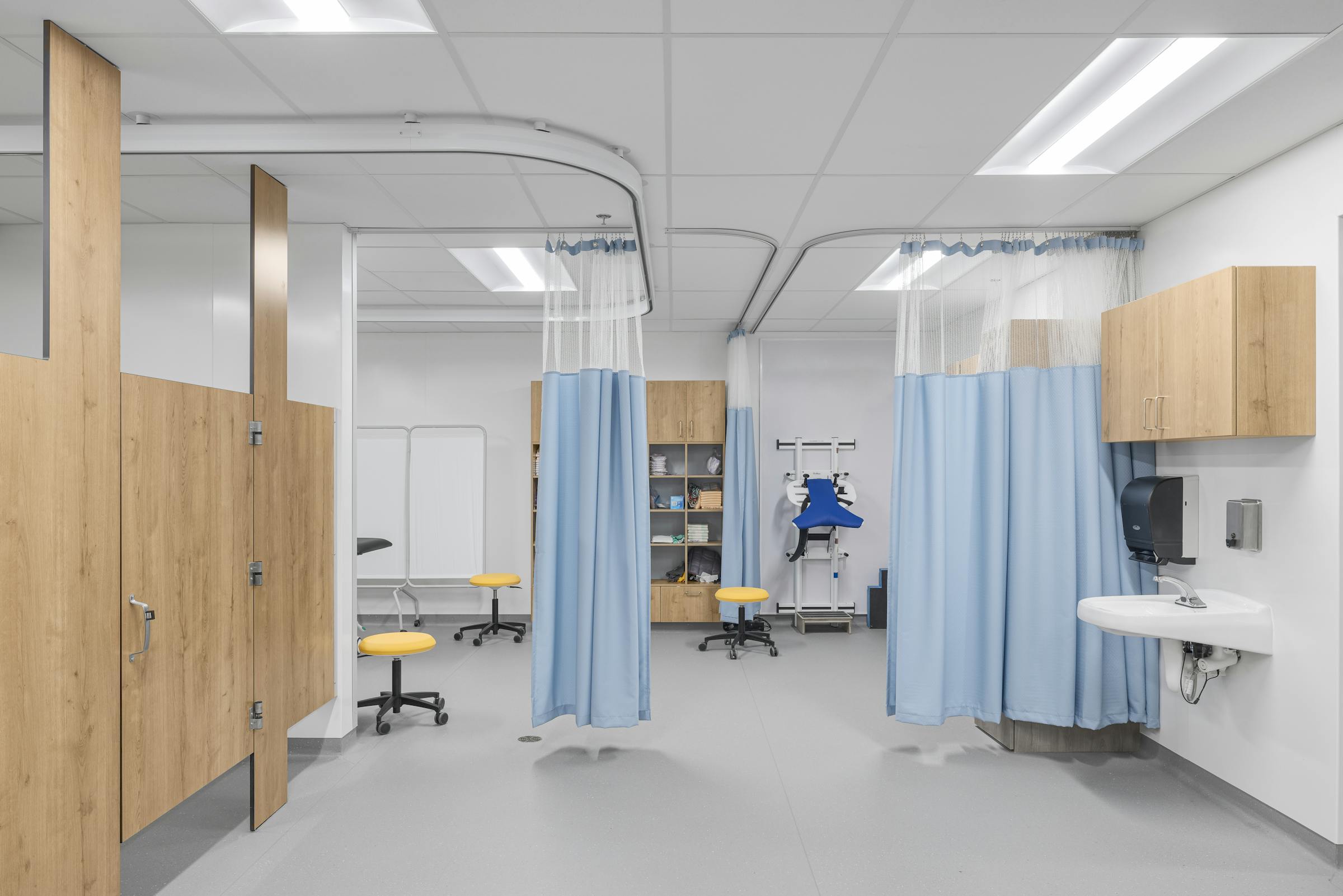 Espace d’intervention capté en photographie d’architecture, illustrant un design scolaire centré sur le bien-être.