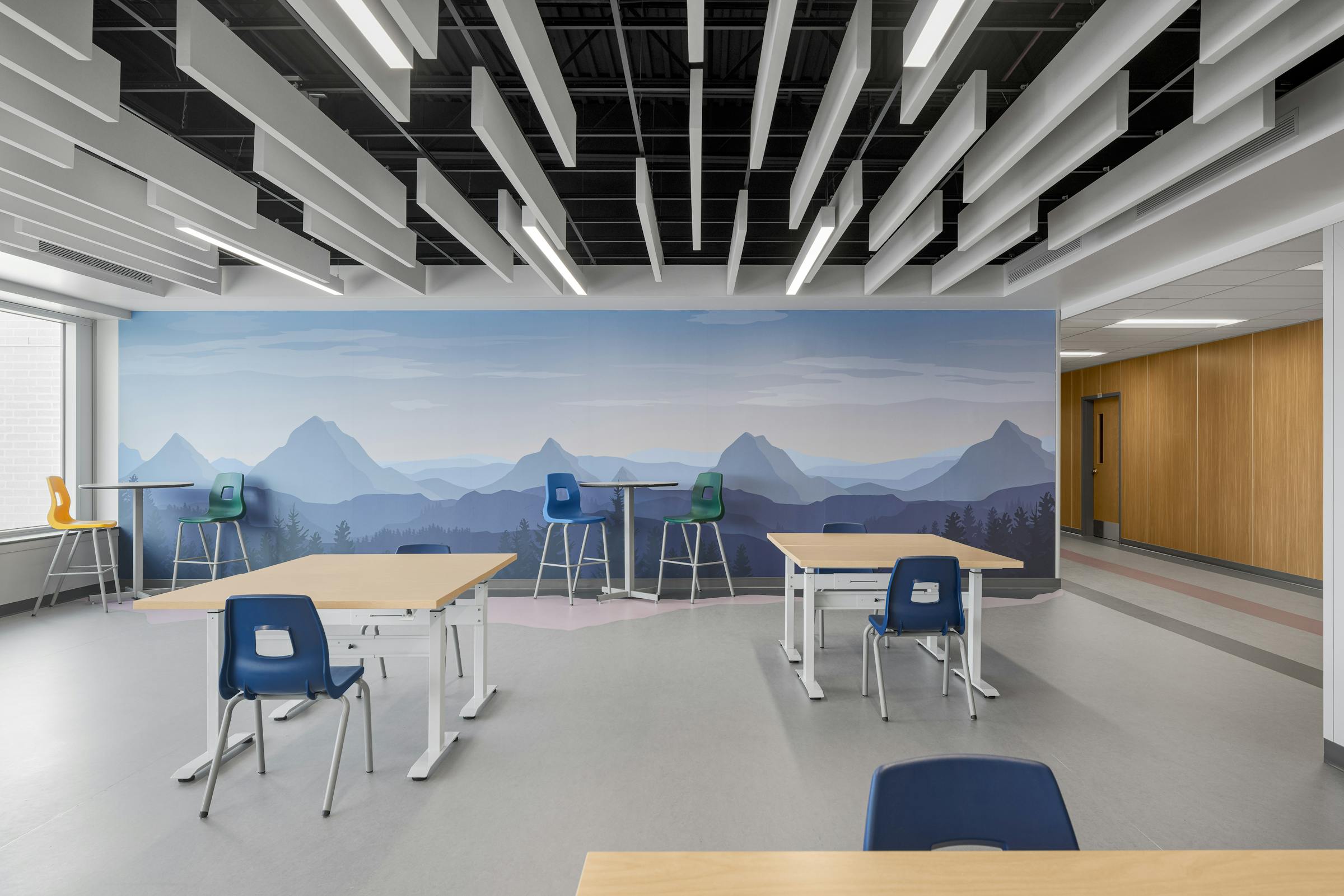 Détail d’un espace calme aménagé dans une école spécialisée, avec une attention portée à la texture et au confort visuel.