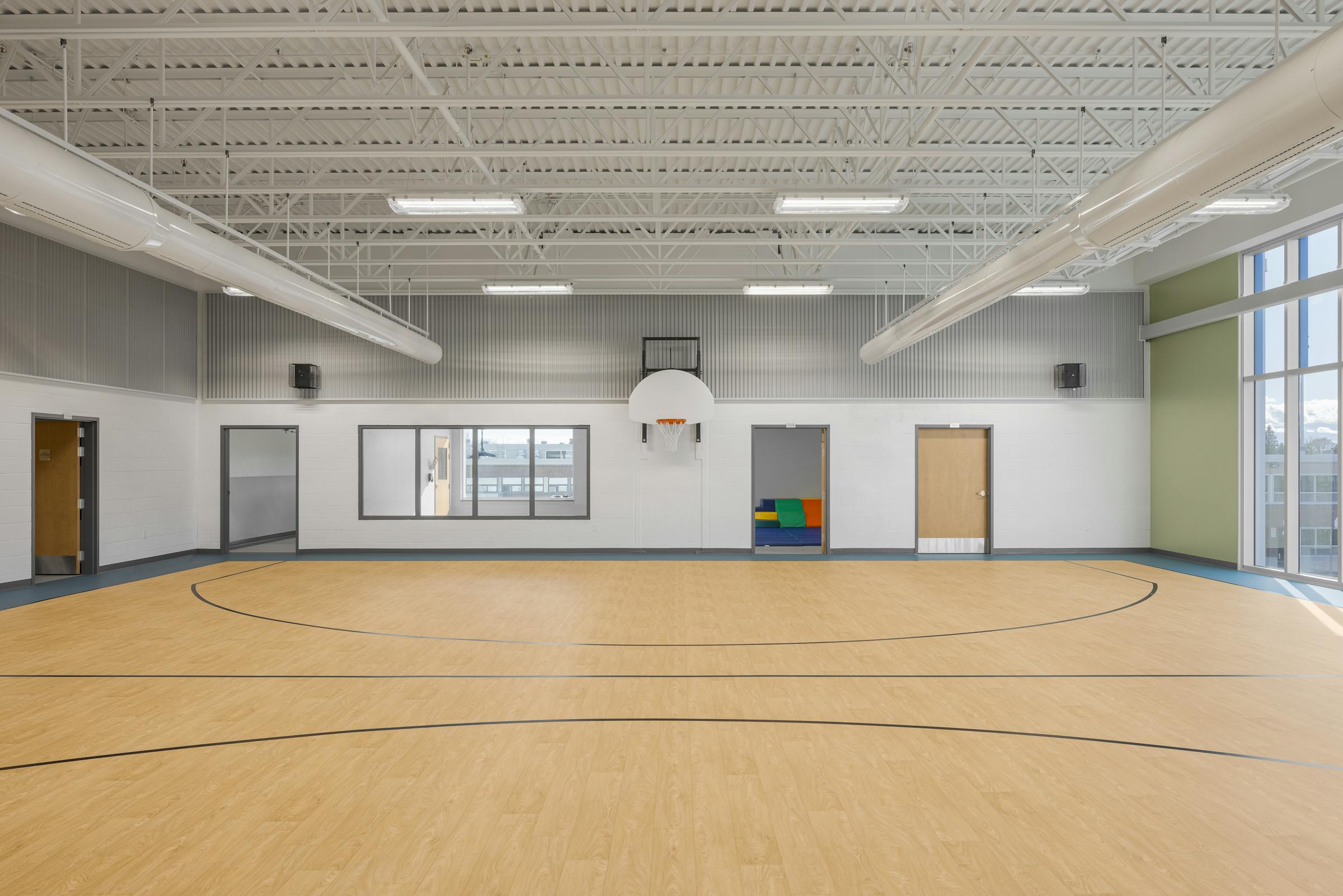 Photographie d’un espace polyvalent aux usages pédagogiques variés, mettant en valeur la flexibilité du design scolaire.