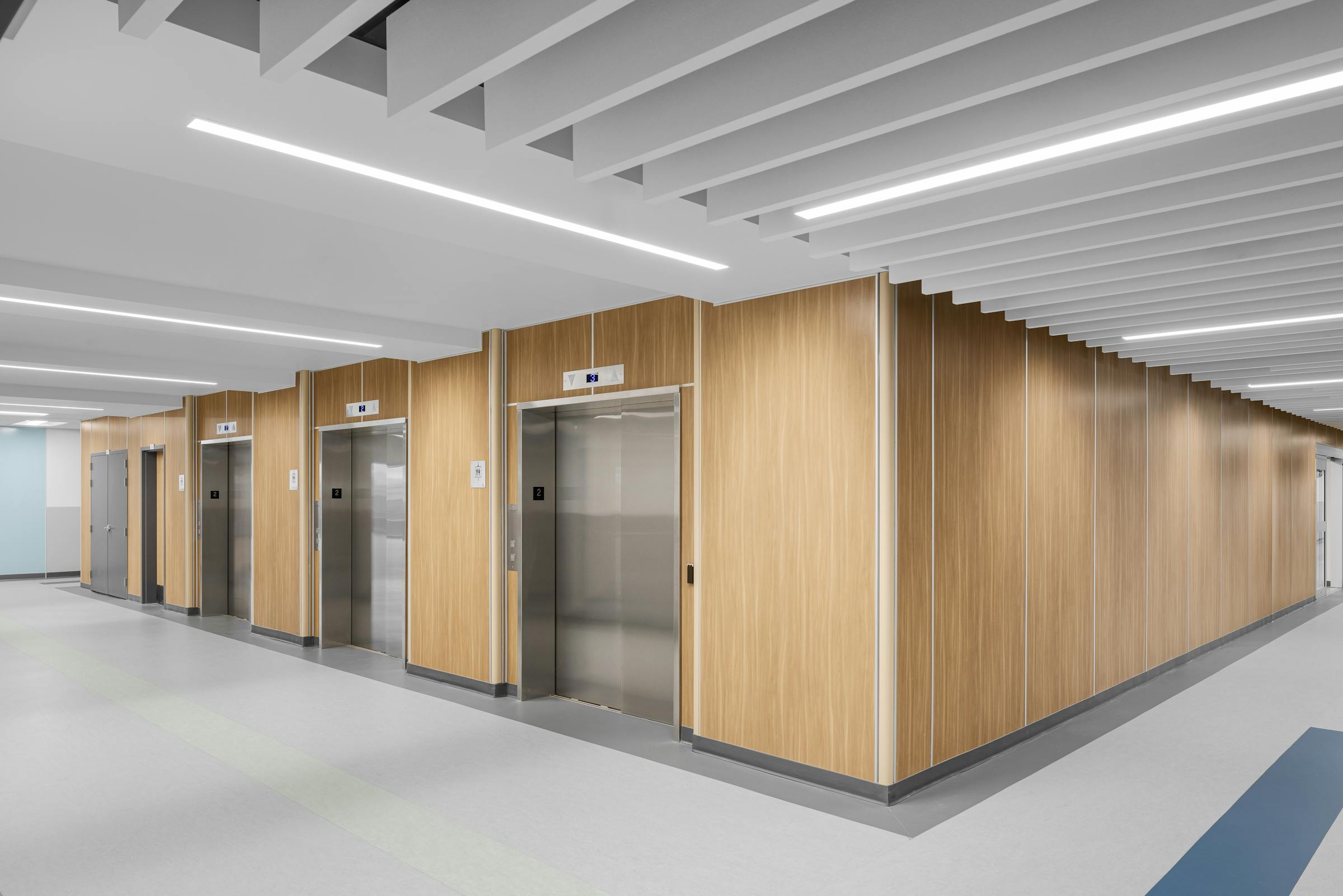 Vue d’un corridor intérieur clair et fonctionnel, conçu selon les normes d’accessibilité universelle.