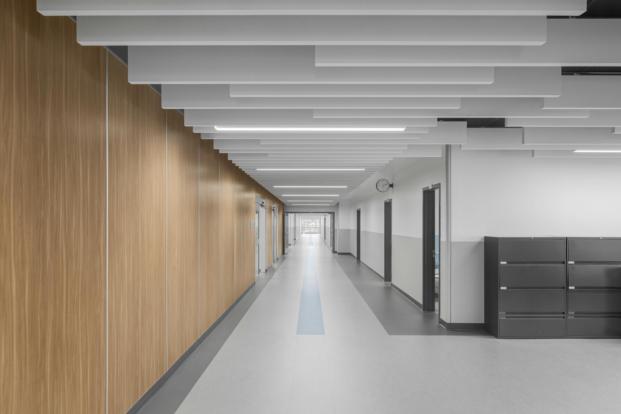Vue intérieure d’un corridor large et accessible, exemple d’un aménagement respectant les principes de design universel.
