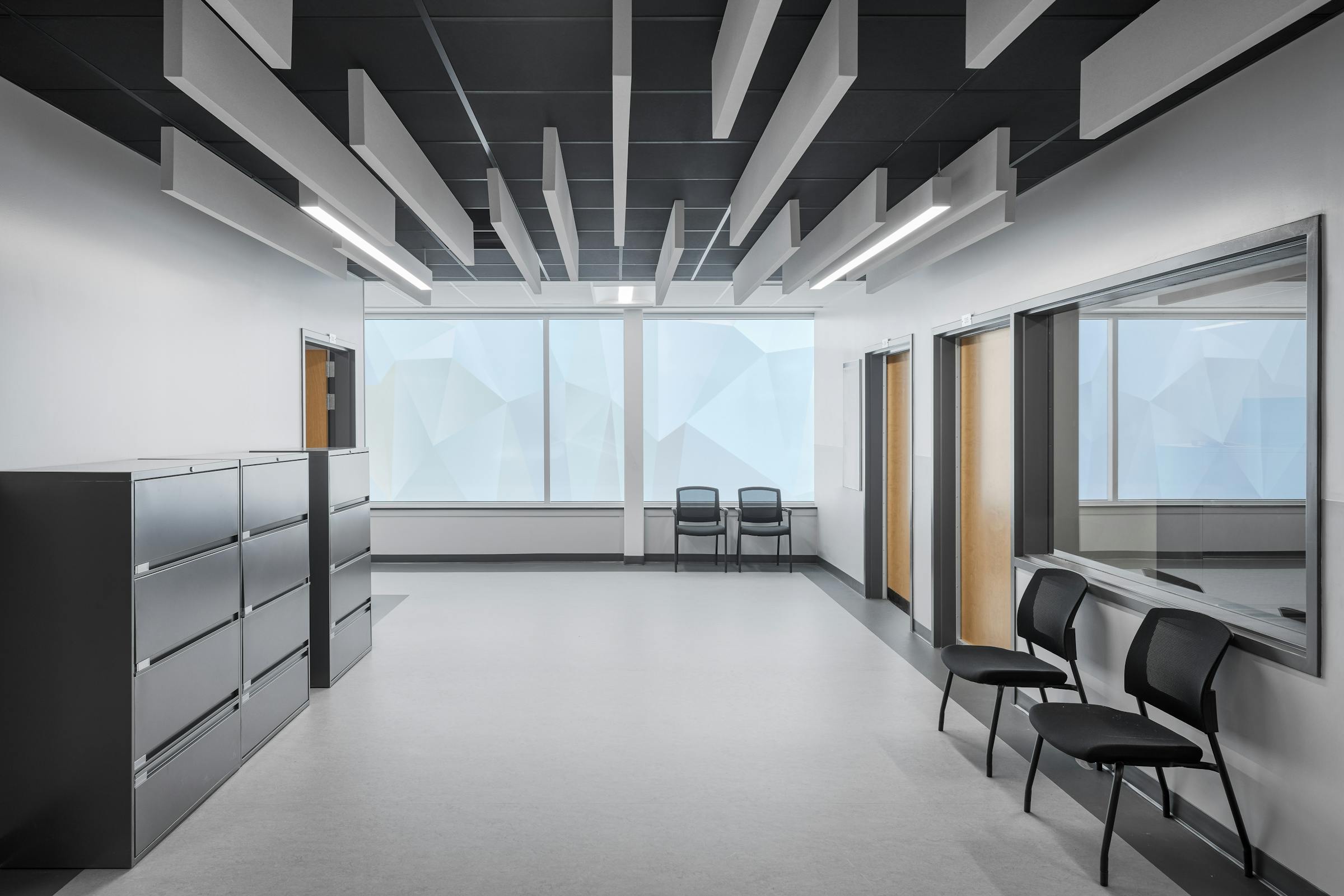 Corridor lumineux situé près des bureaux administratifs, photographié pour illustrer un aménagement scolaire fluide et accessible.